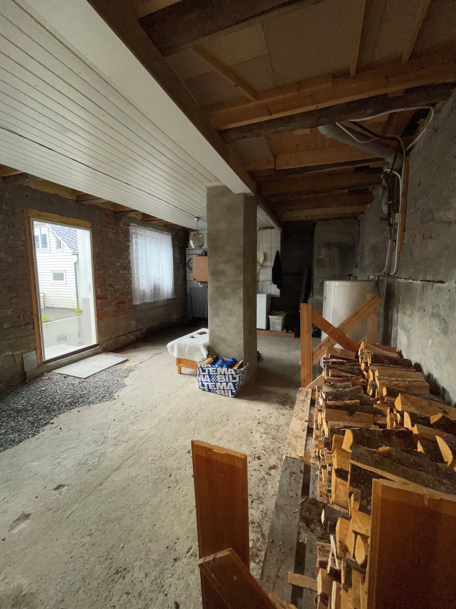 Stor uinnredet kjeller på ca. 44 m² med god takhøyde og utviklingspotensial. Galleribilde