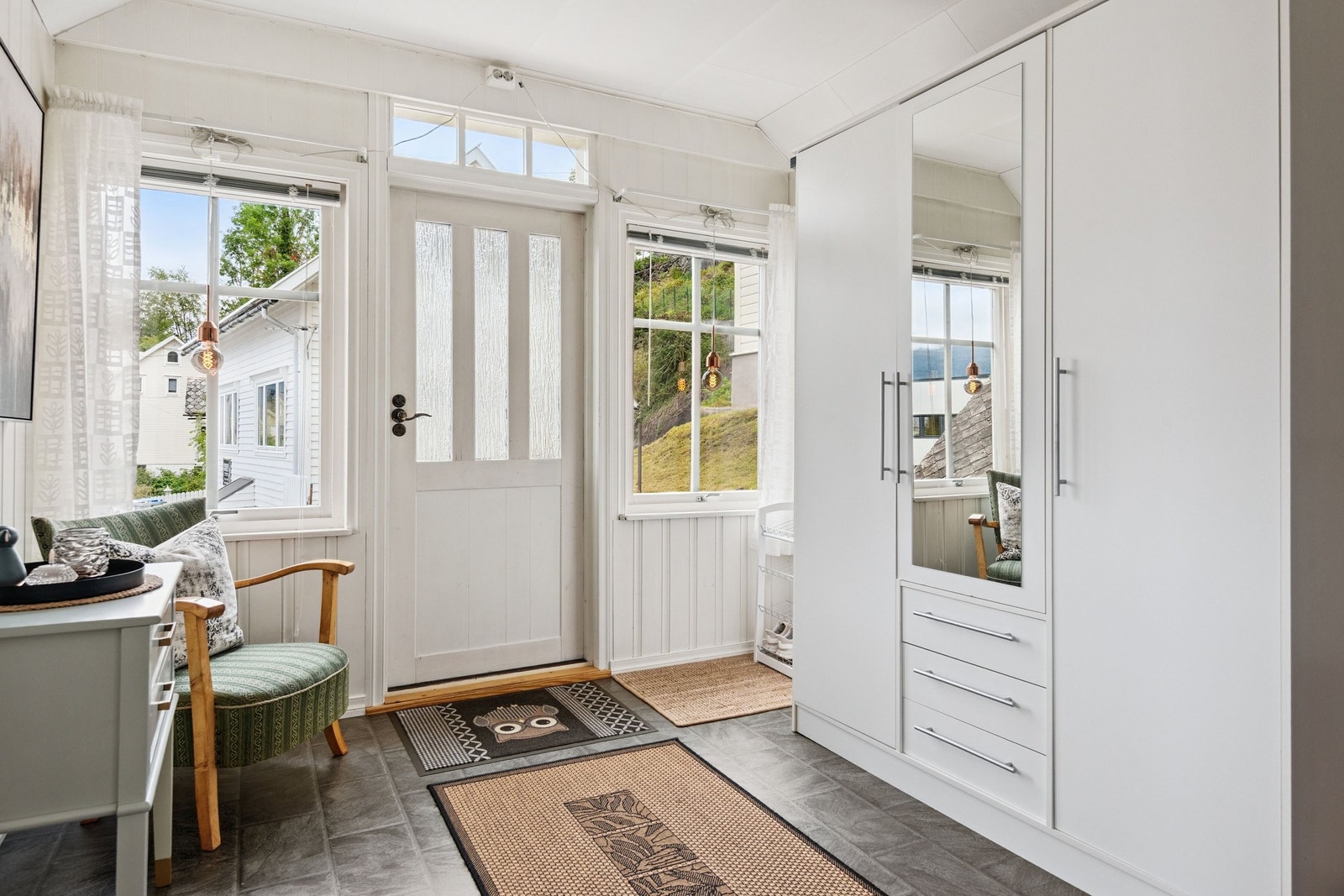 Velkommen inn - Romslig entre med god plass til yttertøy og sko. Galleribilde