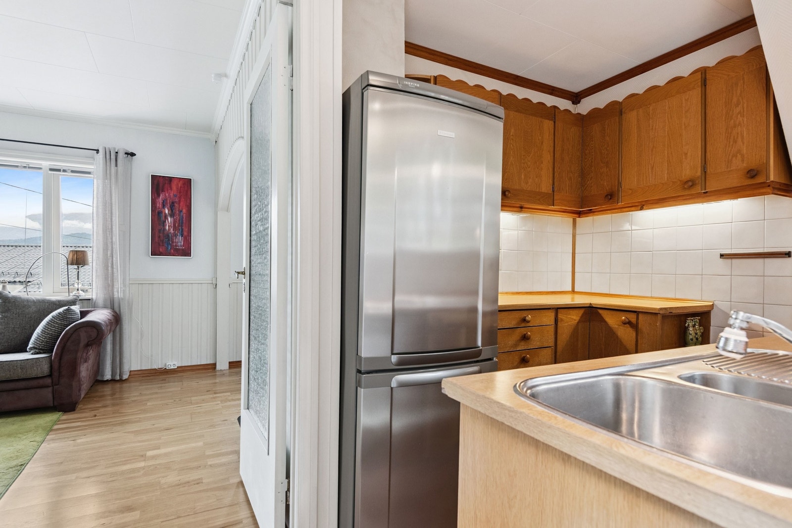 Kjøkkeninnredning med slette eikefronter og laminert benkeplate med nedfelt vask. Galleribilde