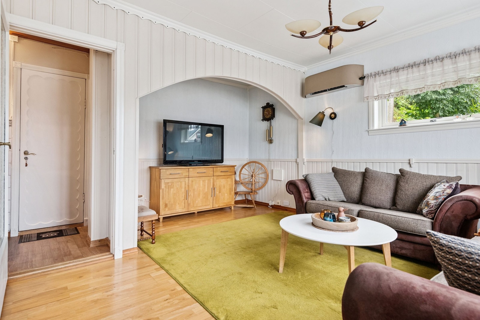 Stue mot kjøkken. Her er egen utgang til hagen. Galleribilde