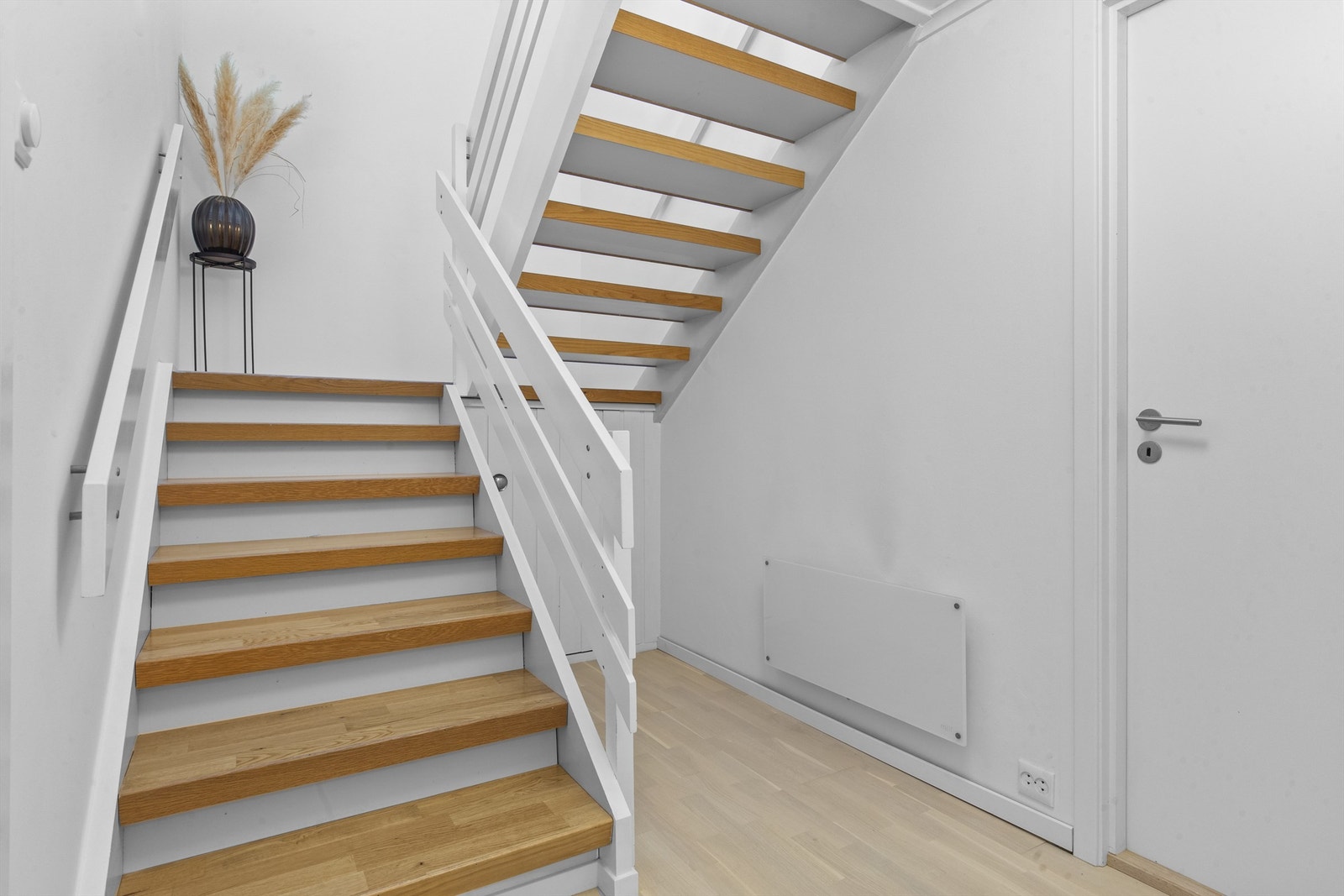 Under trappen finner du ekstra lagringsplass. Galleribilde