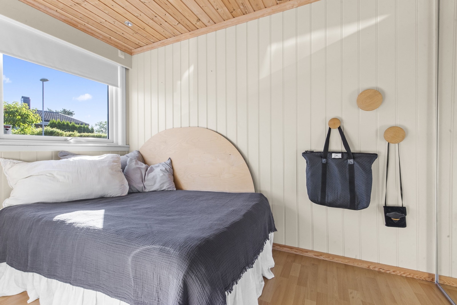 Det er plass til seng og tilhørende møblement samt garderobe. Galleribilde
