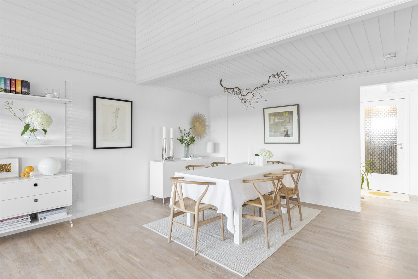 Videre går vi til den romslige stuen med god sonefordeling og plass til en større spisegruppe. Galleribilde