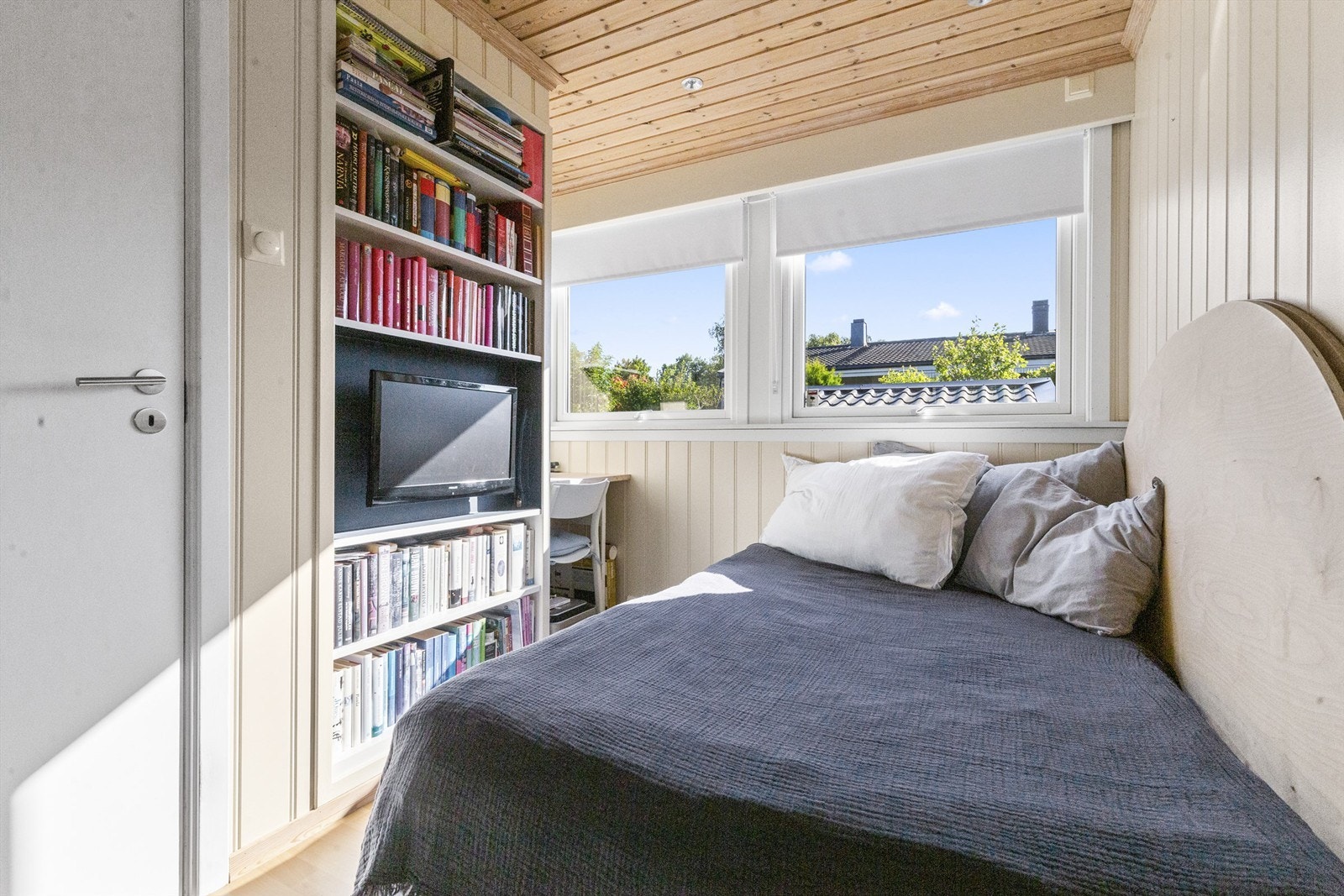 I hovedetasjen finner du ett soverom. Soverommet har plass til f. eks kontorpult og passer også ypperlig som kontor, barnerom eller gjesterom. Galleribilde
