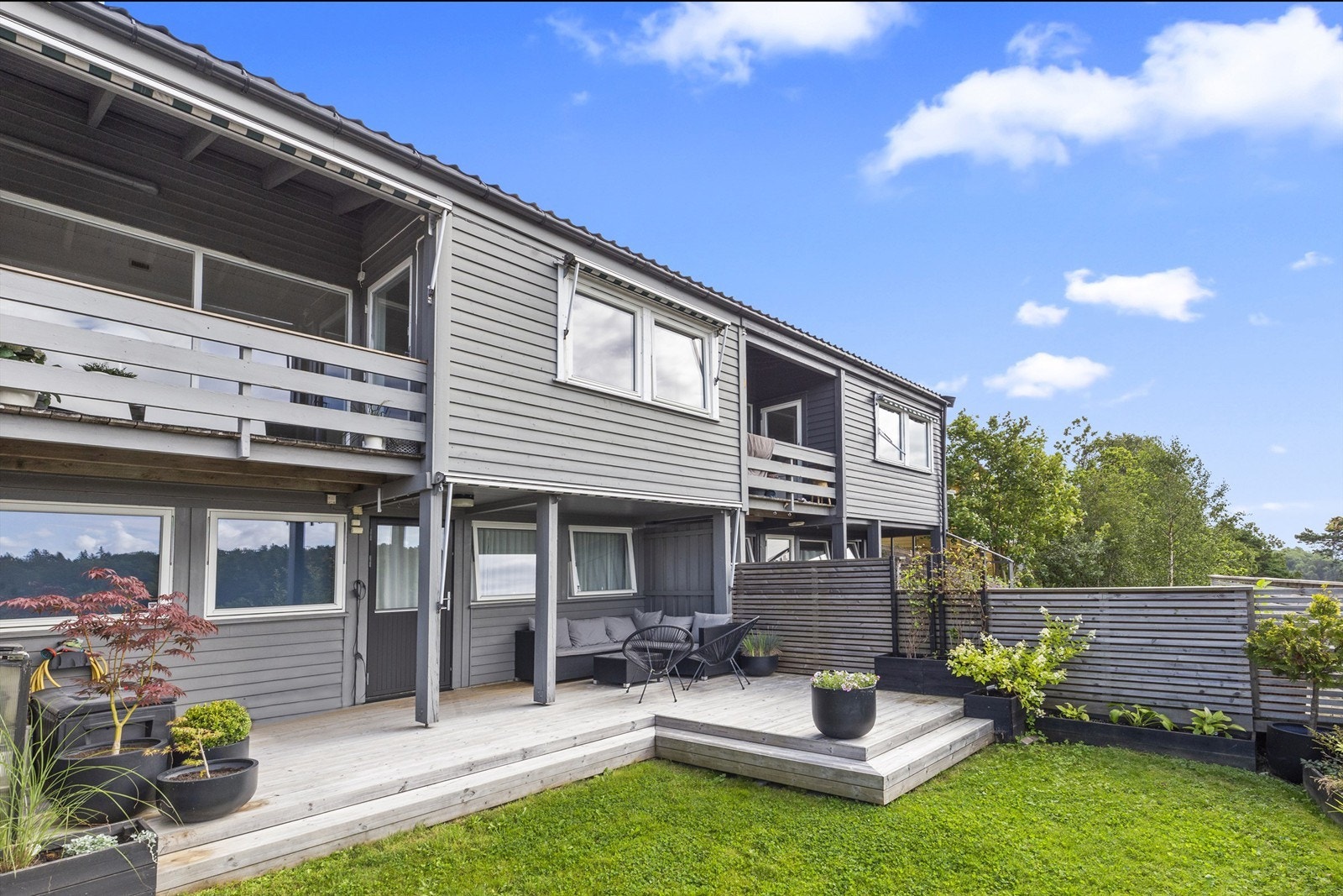 Krogsveen v/Azra Hadzic har gleden av å presentere Hellemyr Terrasse 49B - et innholdsrikt rekkehus med flott hage, nyere kjøkken og barnevennlig beliggenhet. Galleribilde