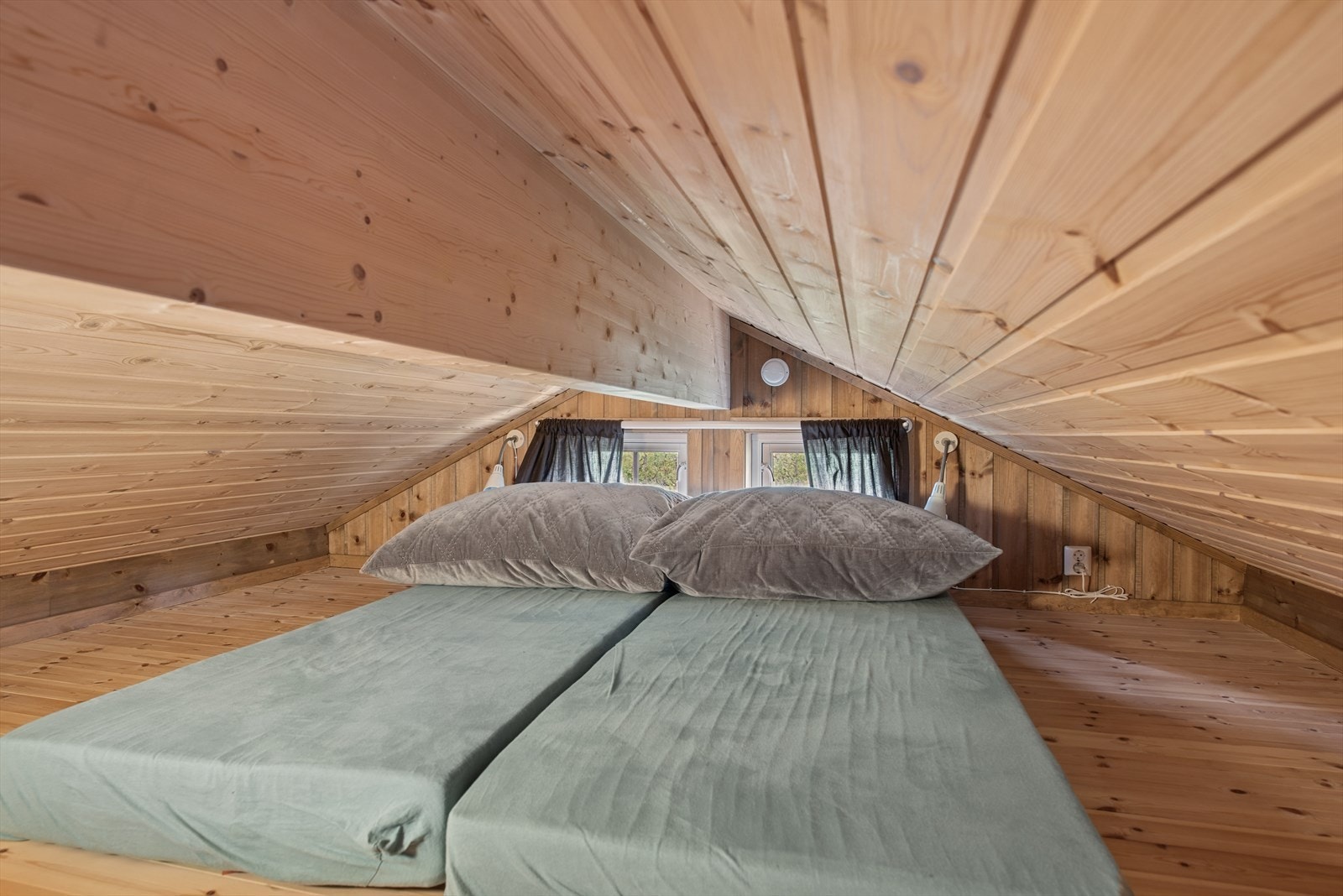 Hytta har en hems med lav takhøyde, to små vinduer og ca. 15 kvm gulvflate som passer perfekt som ekstra soveplass eller lekeområde. Galleribilde