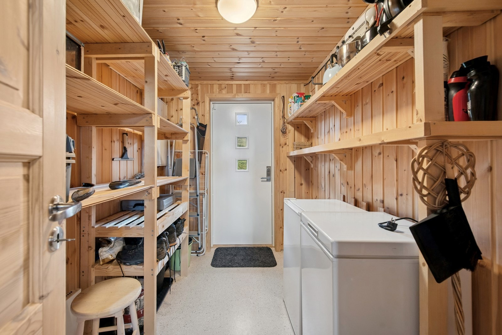 Teknisk rom med praktisk utgang til hyttas solrike bakside, egen dør til entréen for fleksibel tilgang, og rikelig med plass til lagring og oppbevaring. Galleribilde