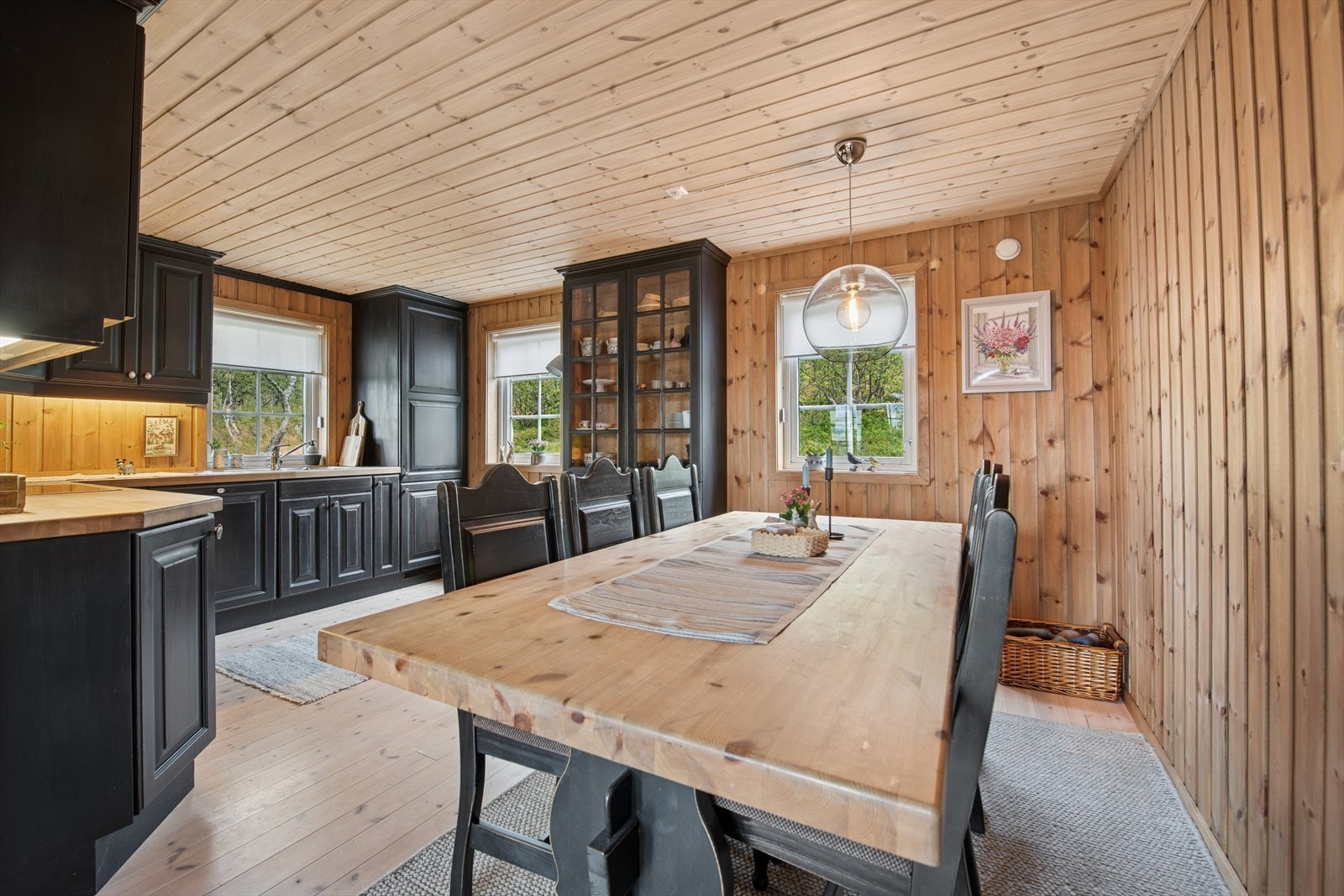 Den åpne løsningen mot spiseplassen og stuen skaper en sosial og innbydende atmosfære, mens arbeidssonen er praktisk skjermet. Galleribilde