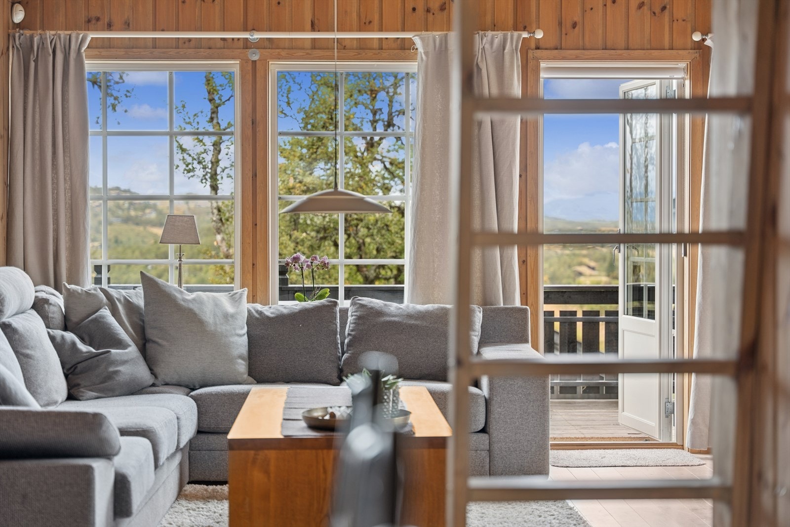 Stuen har utgang til terrassen, der du kan nyte den vakre utsikten og la det naturlige fjelllyset fylle rommet. Galleribilde