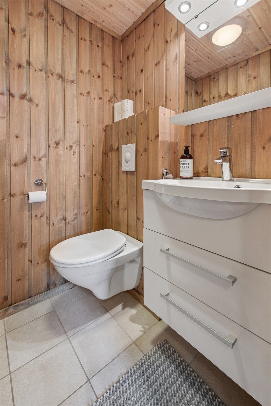 Toalettrommet i gangen gir praktisk adkomst uten at du trenger å gå gjennom hytta. Galleribilde