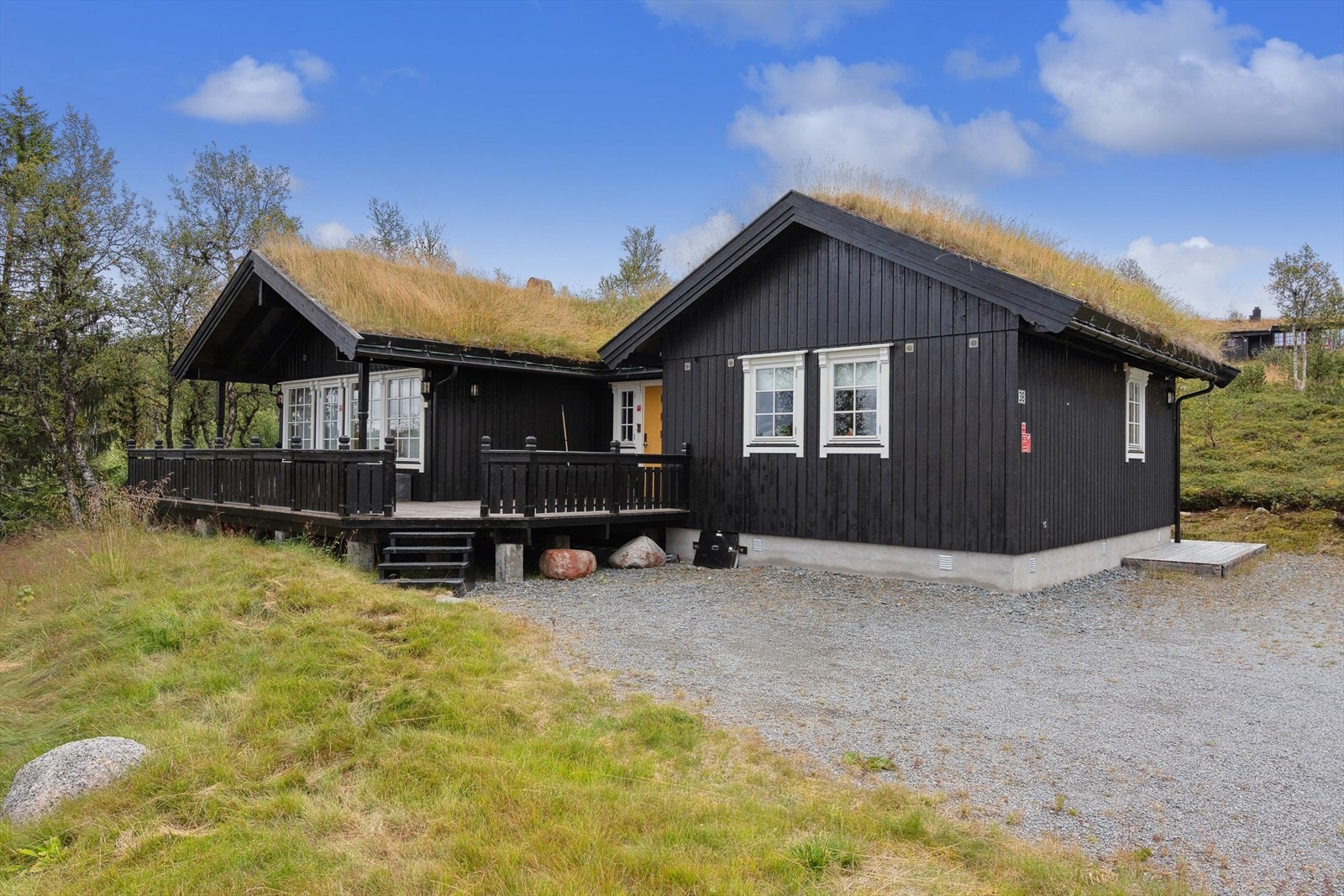 Velkommen til denne flotte hytta på populære Standbekkli, med romslig parkeringsplass og flere solrike uteplasser - perfekt for avslapning og sosialt samvær Galleribilde