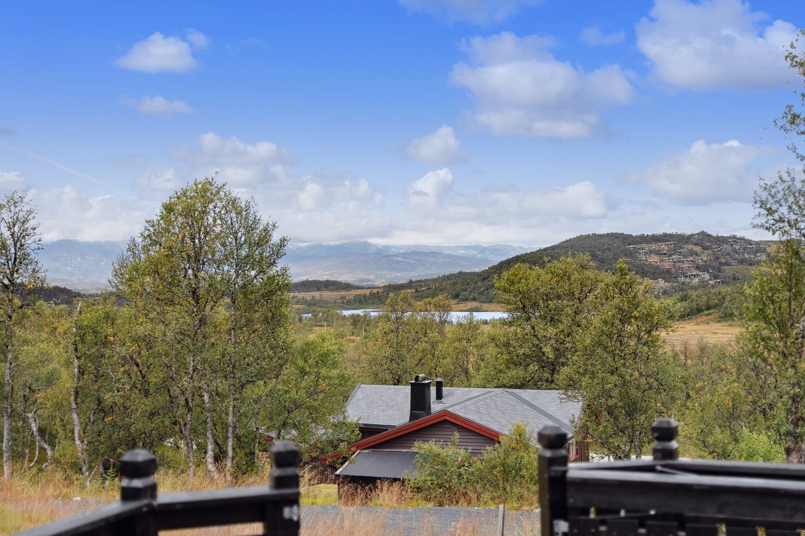 Her har du en fantastisk utsikt mot fjellheimen og vann. Med sin vestvendte beliggenhet har tomten meget gode solforhold. Galleribilde