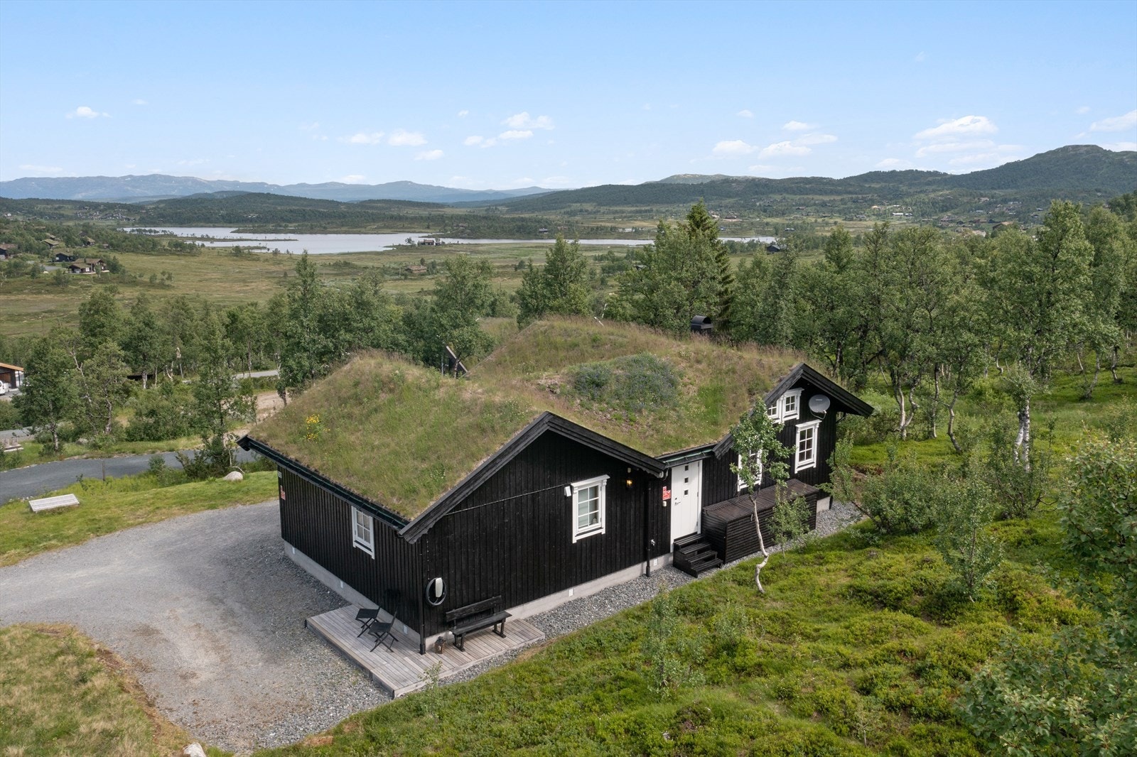 Med uteplasser på flere sider tilbyr hytta mange muligheter for å nyte solen. Ved inngangen til det tekniske rommet finner du en praktisk kasse til oppbevaring av ski, akebrett og lignende - perfekt for aktive dager ute. Galleribilde