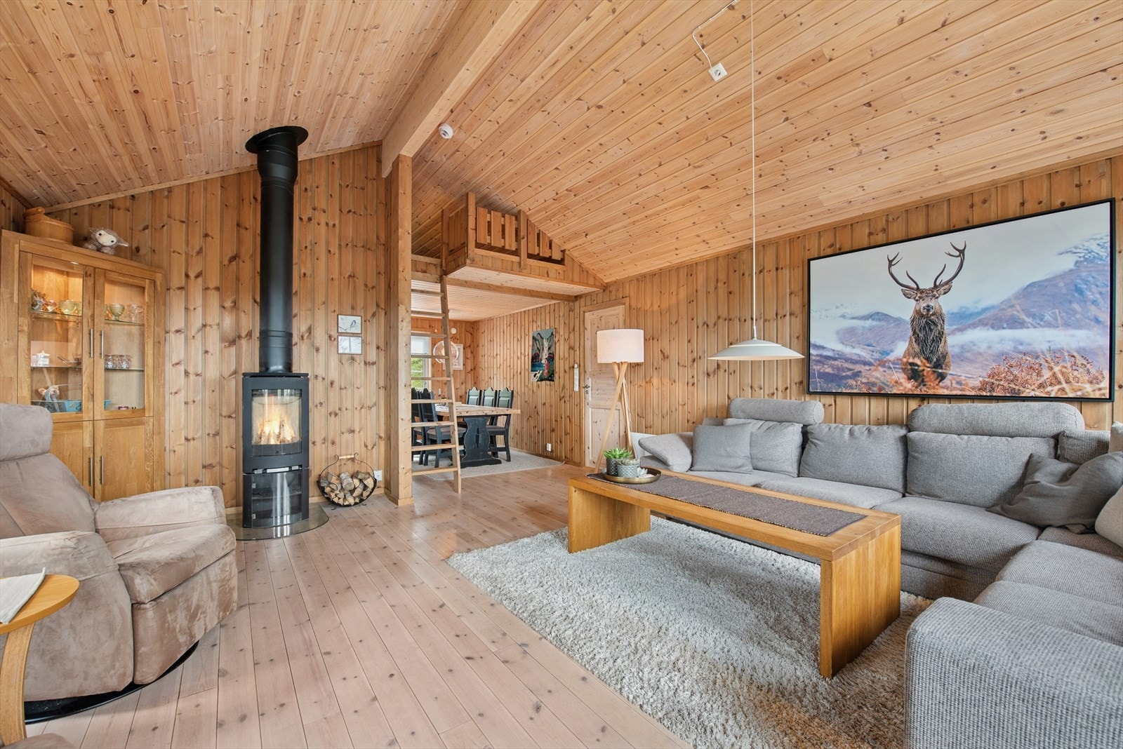 Den romslige stuen gir deg fleksibilitet til å velge mellom flere møbleringsløsninger. Galleribilde