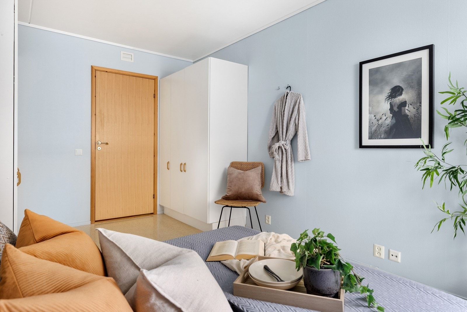 På soverommet har du god plass til stor dobbeltseng med tilhørende nattbord, kontorpult og kommeder, samt oppbevaringsplass i flere garderobeskap som medfølger i handelen. Galleribilde