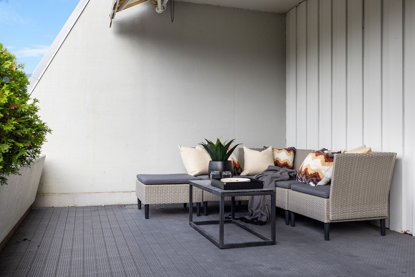 Terrassen er delvis overbygget, har terrassebord belagt med plastfliser og rekkverk med blomsterkasser. Det er også montert elektrisk markise, lys og strøm. Galleribilde