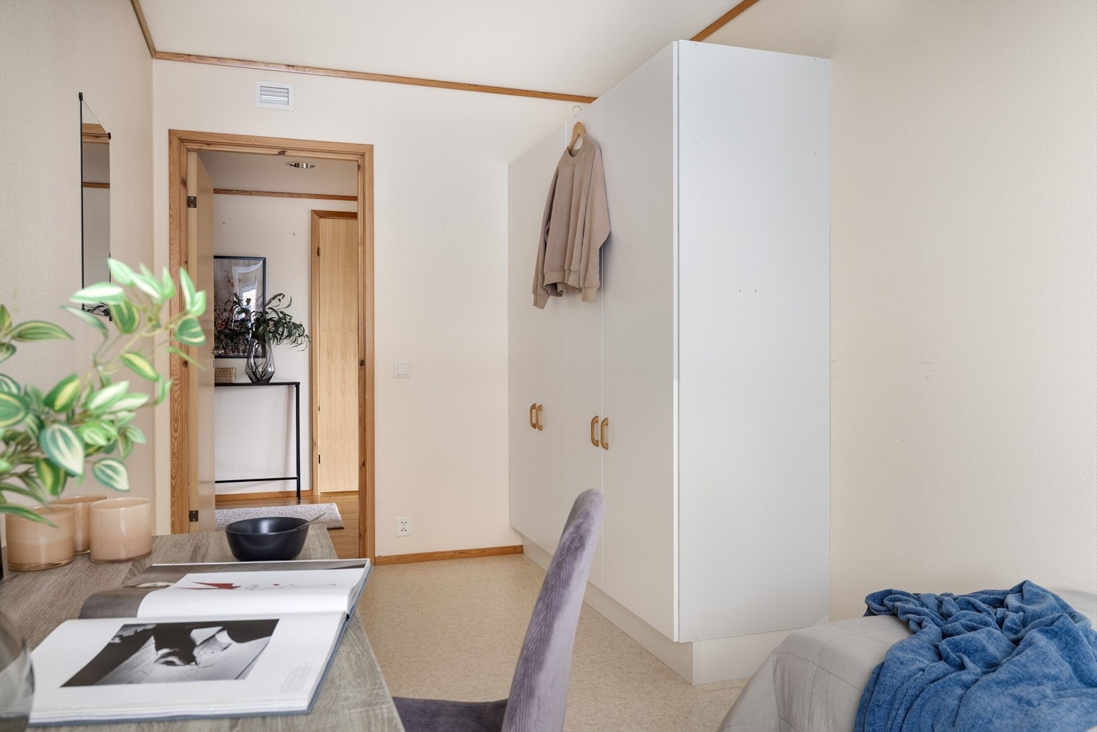 Det er også god oppbevaringsplass i medfølgende garderobeskap. Galleribilde