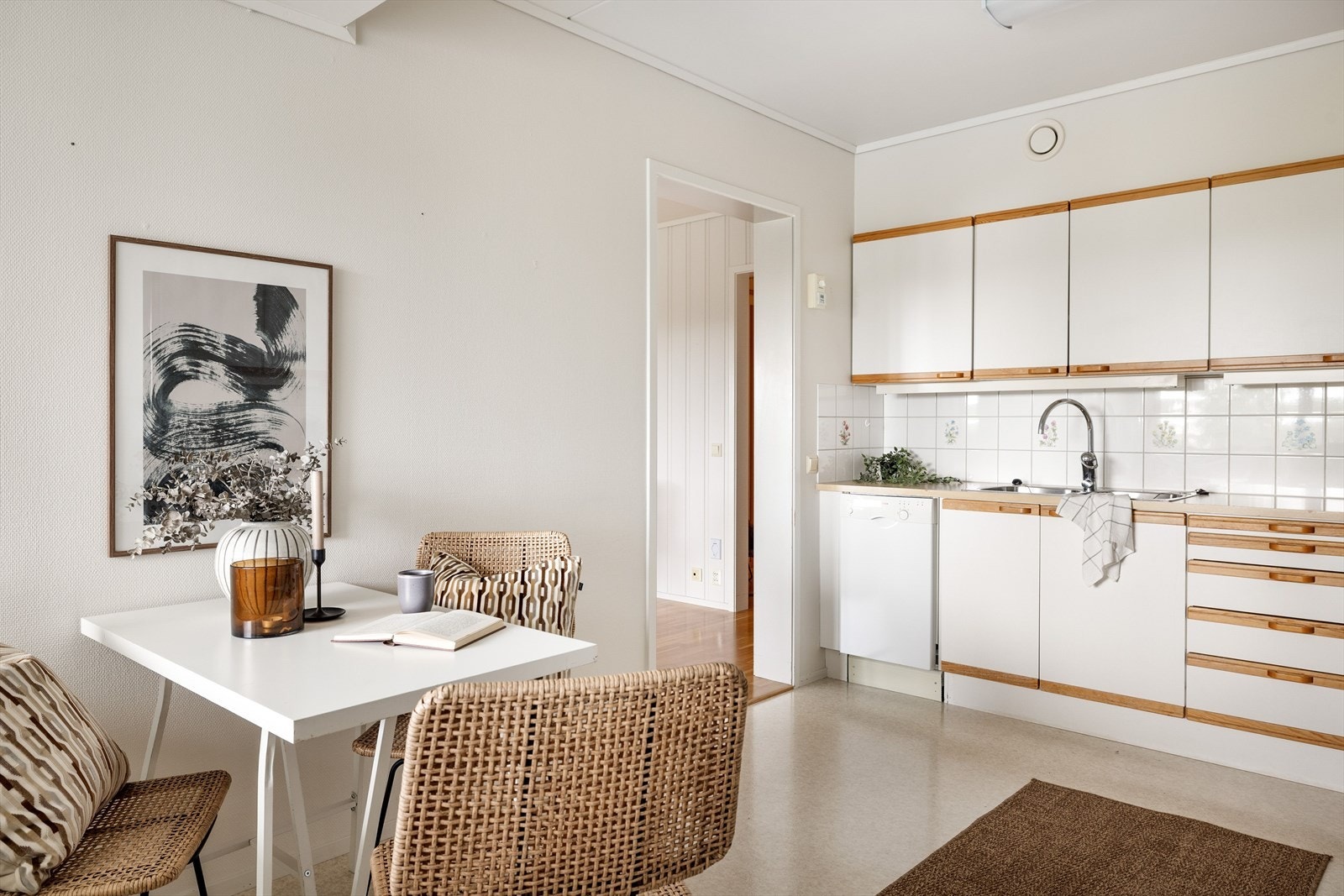 Kjøkkenet har vinylbelegg på gulv, lysmalt strietapet på veggene og skjult elektrisk anlegg. Galleribilde