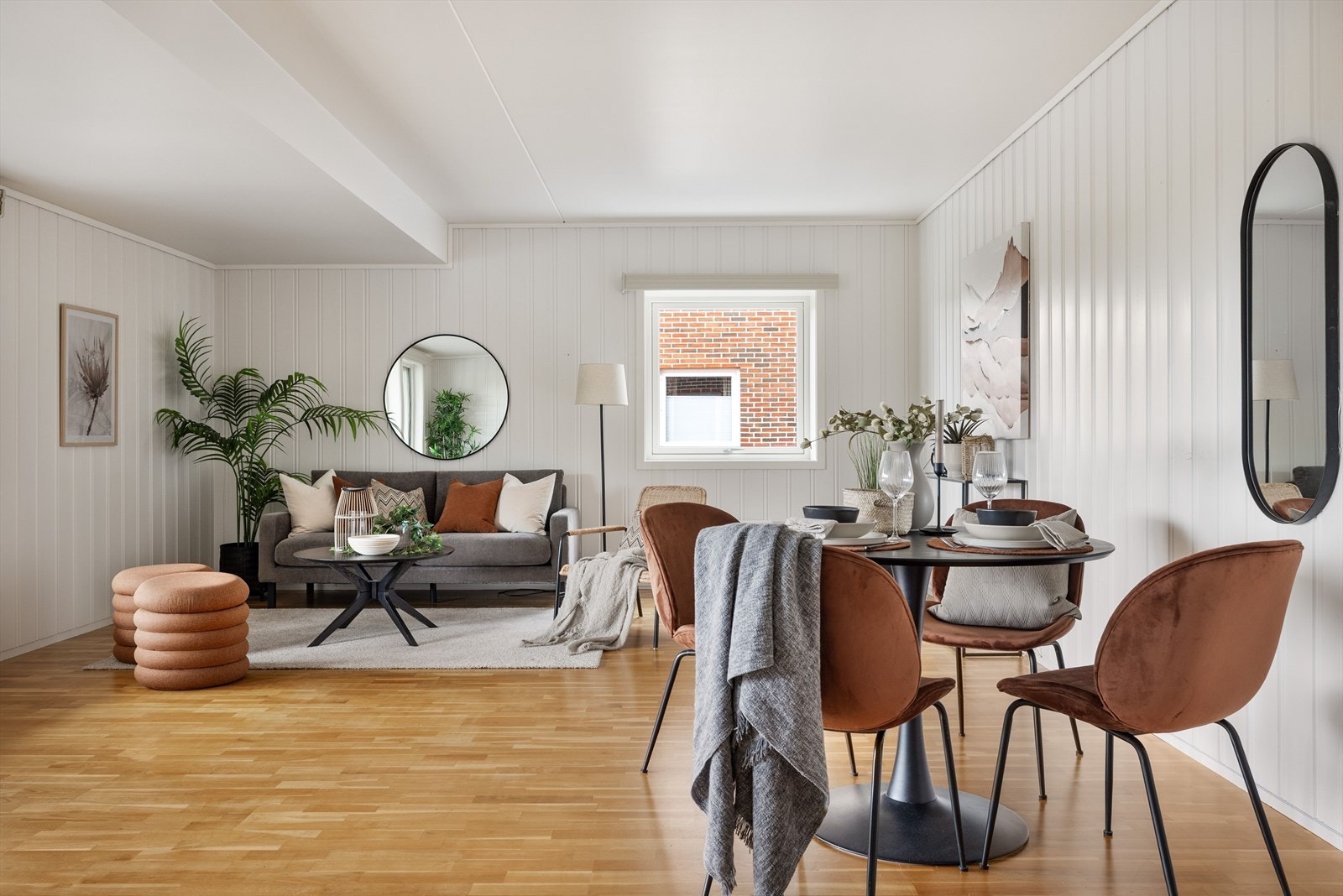 En stor, lys og praktisk 3(5)-roms terrasseleilighet fra 1999 med heis, garasje og kjellerbod på 7m². Galleribilde