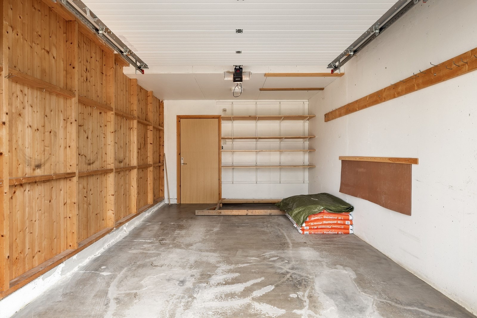 Leiligheten disponerer en egen garasje på ca. 18m² i bygget. Montert leddport med motorstyring, lys og strøm. Galleribilde