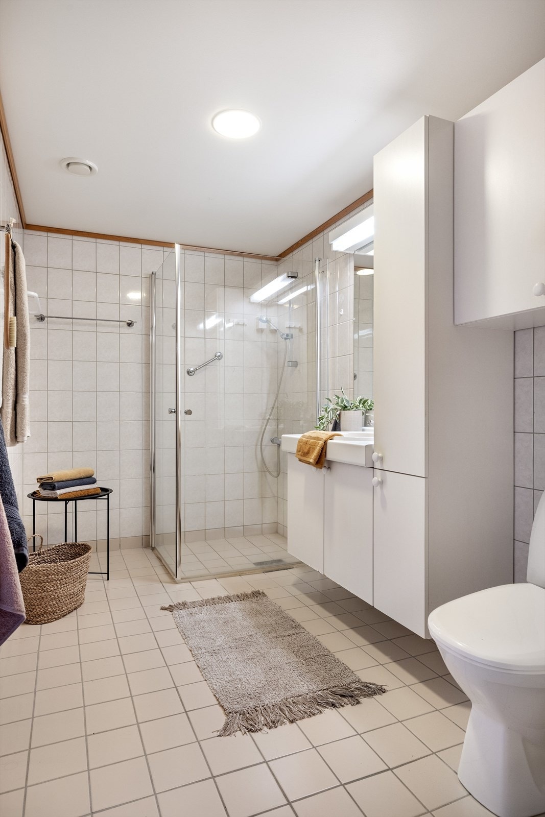 Baderommet er også utstyrt med dusjhjørne med innfellbare glassdører og gulvstående toalett. Galleribilde