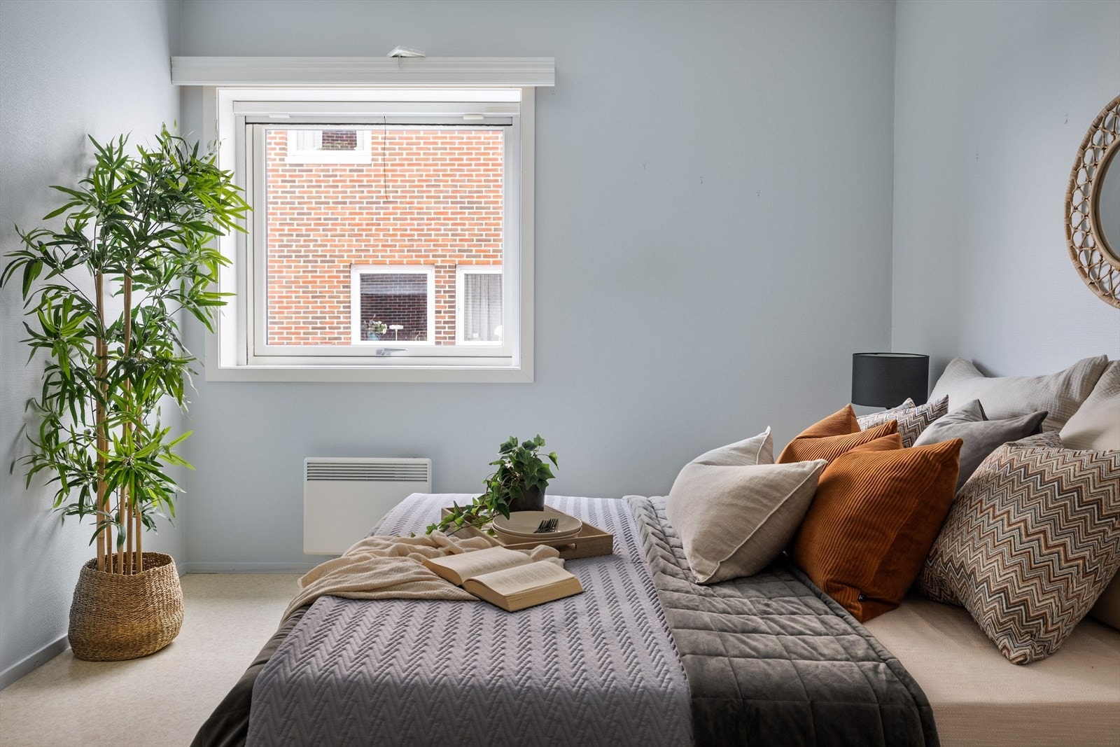 Den store vindusflaten slipper inn fint lys som bidrar til en god romfølelse. Galleribilde