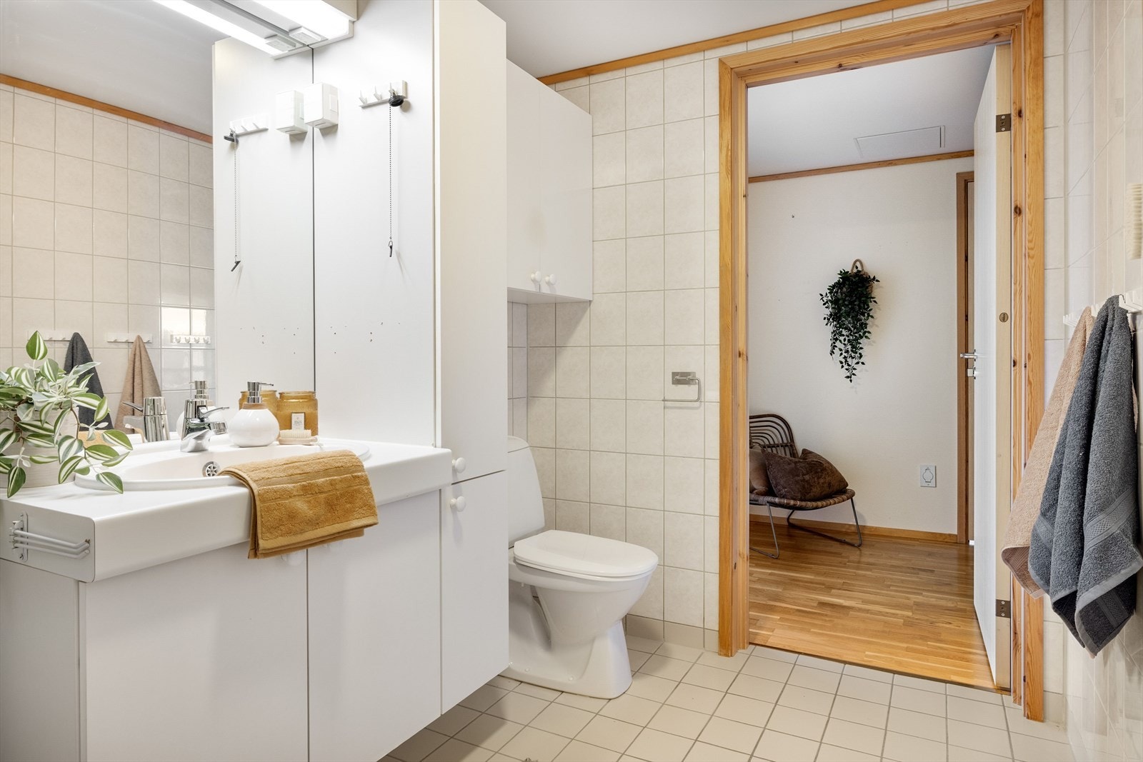 Leiligheten har et lyst flislagt baderom fra byggeåret 1999. Baderommet har tidløse fliser på gulv og vegger, elektrisk gulvvarme og mekanisk avtrekk. Galleribilde
