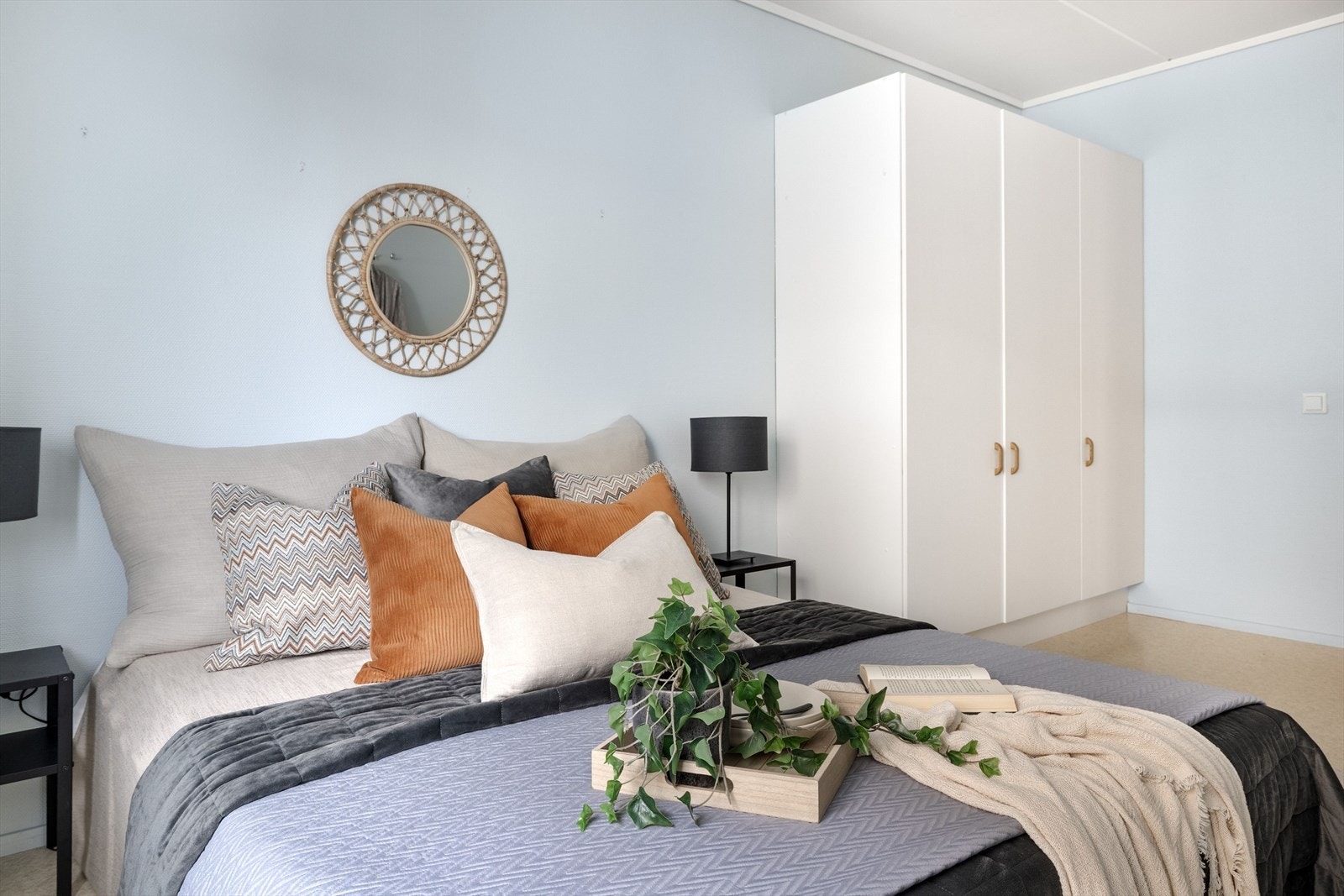 Soverommet har vinylbelegg på gulv, overflater malt i en fin lys blåfarge og skjult elektrisk anlegg. Galleribilde