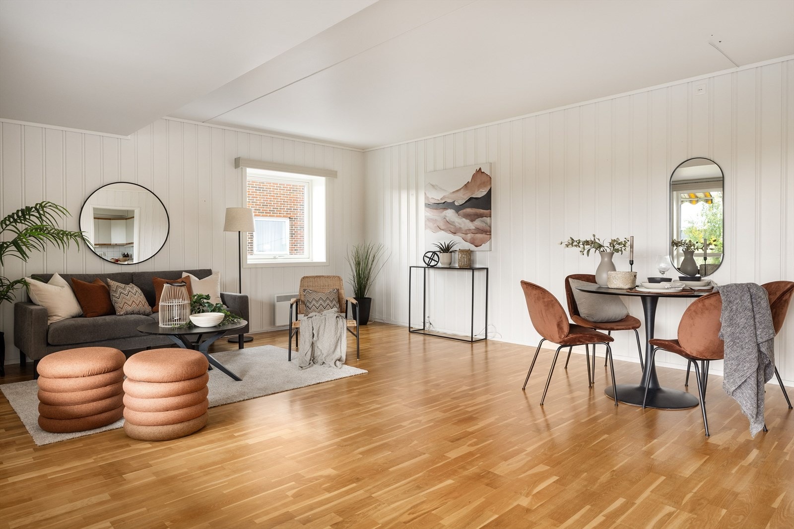 Leiligheten ligger på hjørnet i byggets høye 1. etasje, og har en god planløsning med stue, separat kjøkken, 2 soverom, baderom, ekstra toalettrom og vaskerom med bod/garderobe. Galleribilde