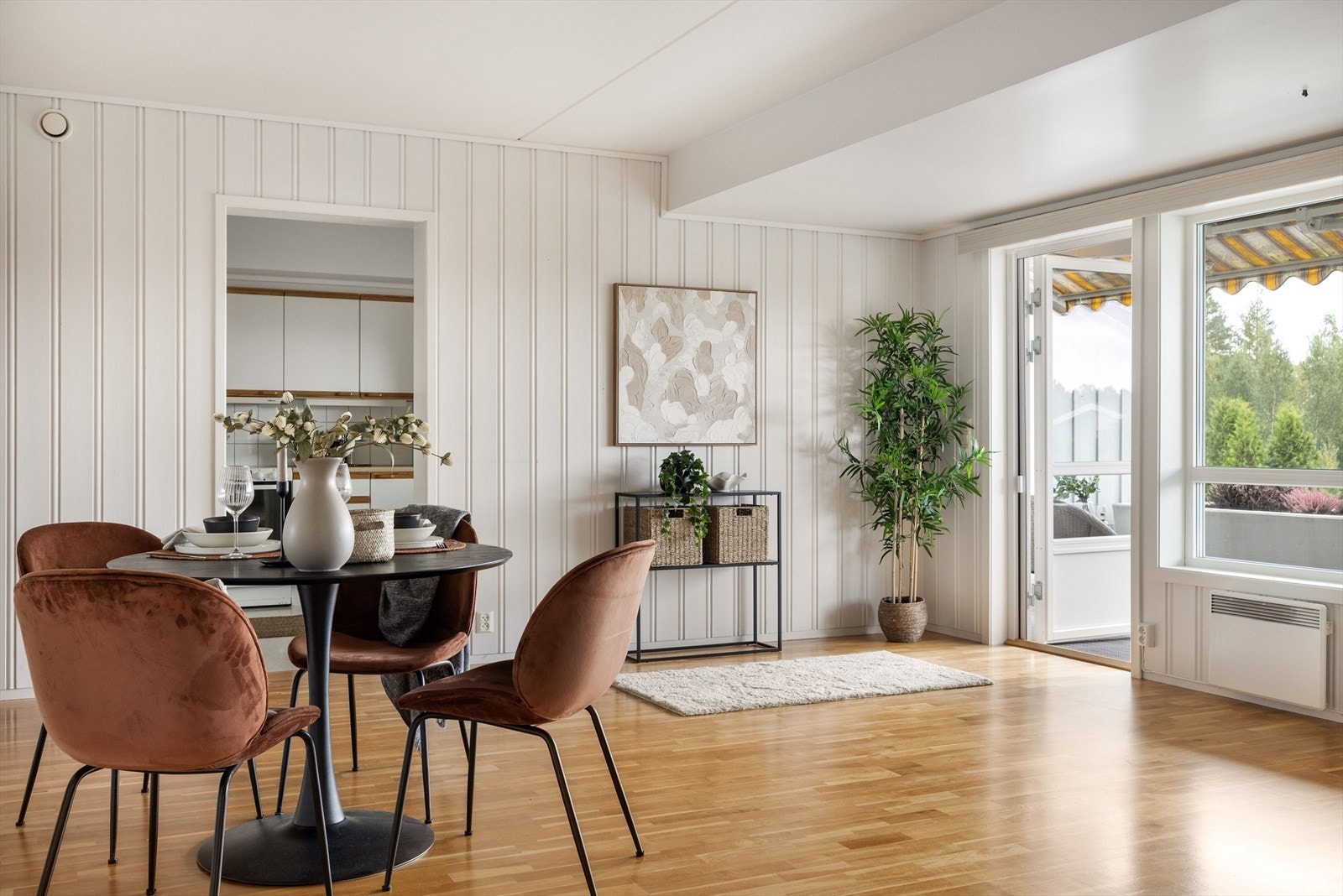 Stuen har parkett på gulv, lysmalt panel på veggene og skjult elektrisk anlegg. Galleribilde