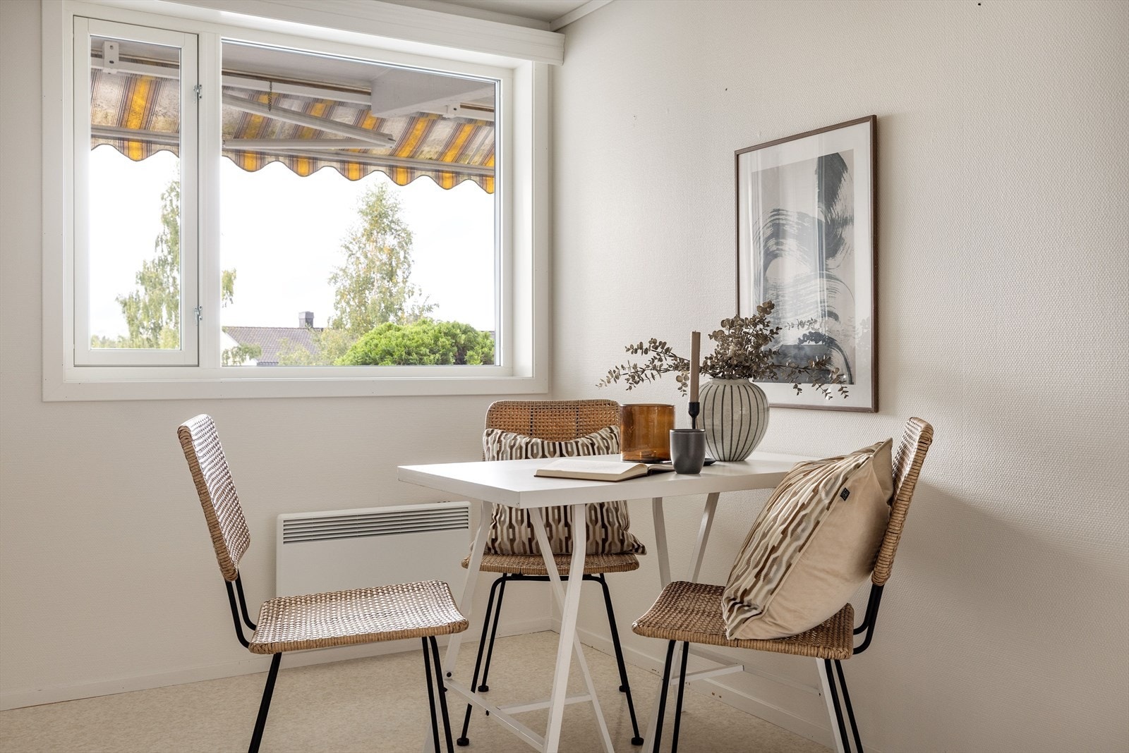 På kjøkkenet er det plass til et spisebord som gjør at også kjøkkenet blir et naturlig oppholdsrom og samlingspunkt. Galleribilde