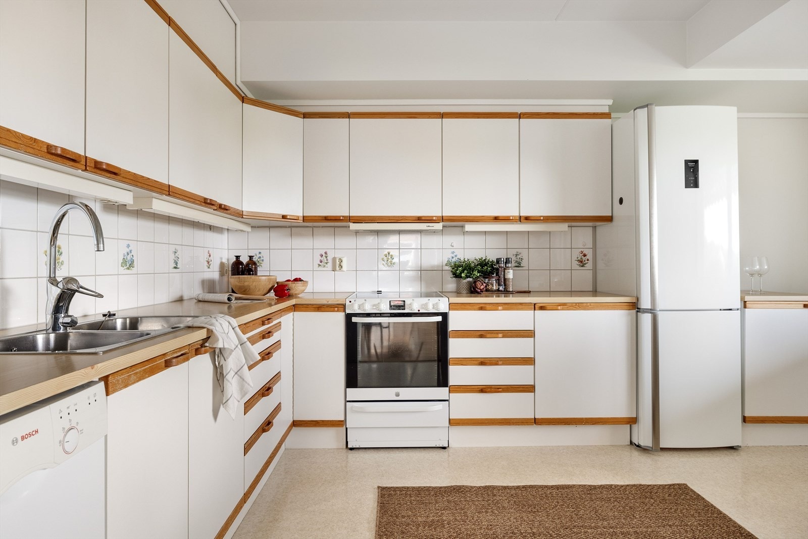 Kjøkkenet ligger i et eget rom i naturlig tilknytning til stuen. Oppvaskmaskin og komfyr medfølger. Galleribilde