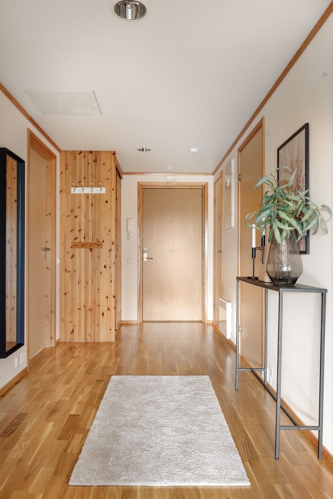 I entréen har du plass til sko og yttertøy i plassbygget skyvedørsgarderobe, samt ytterligere plass til skoskap eller kommoder. Galleribilde