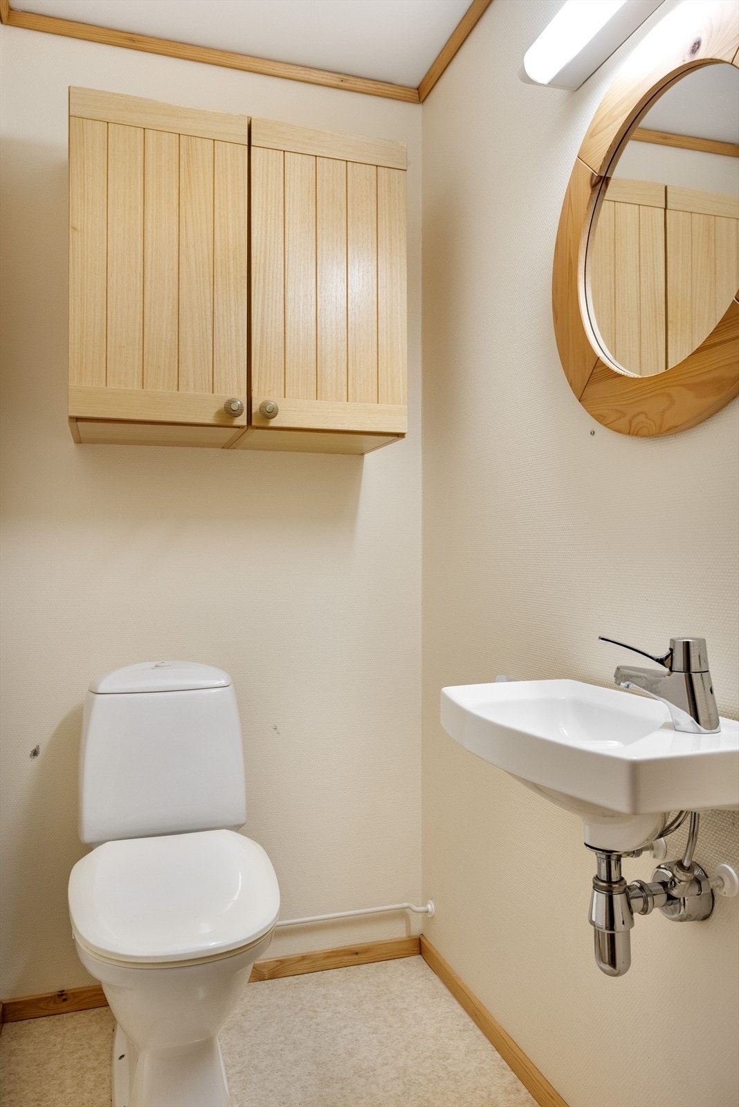 Leiligheten har også et praktisk ekstra toalettrom med vegghengt servant, speil med belysning over, vegghengt skap og gulvstående toalett. Galleribilde