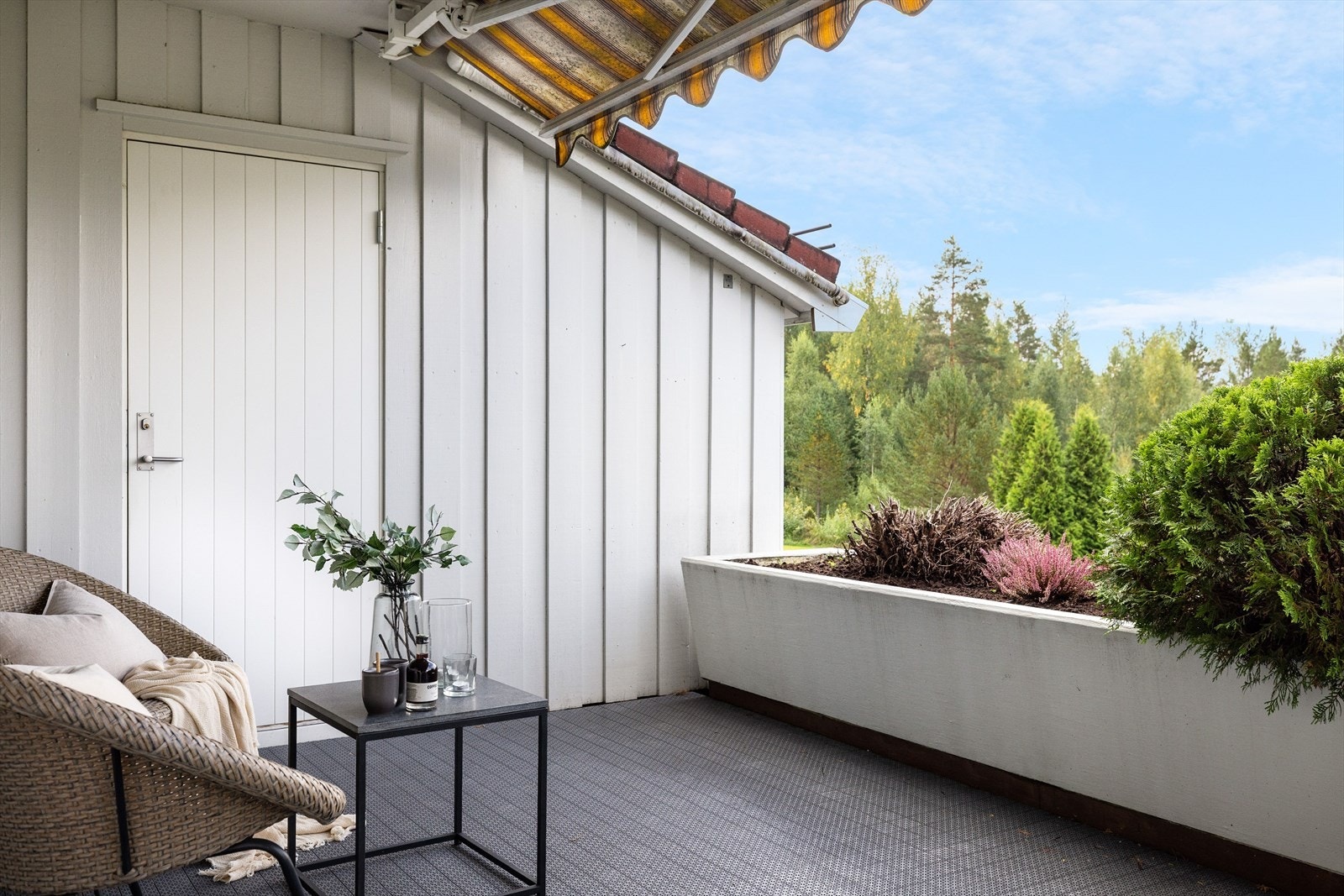 Fra stuen er det utgang til en stor og solrik sydvestvendt terrasse på ca. 26m². Galleribilde