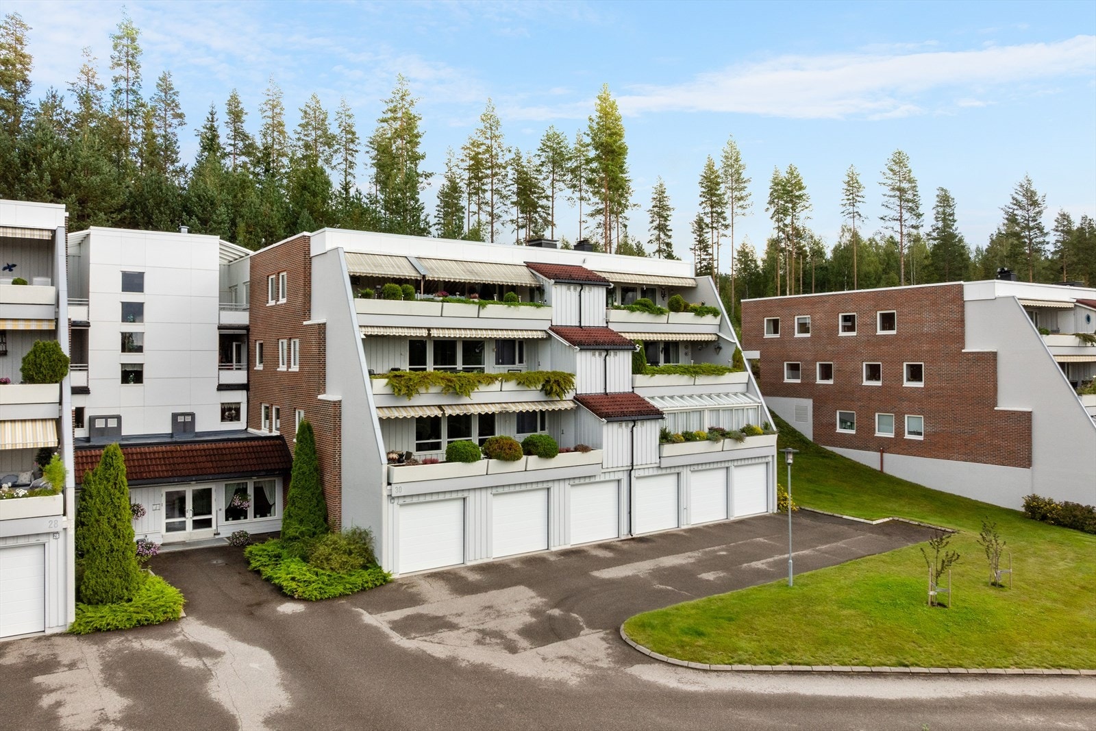 Sentrumsnært leilighetskompleks beliggende ca. 1 km øst for sentrum med alt av fasiliteter. Nærmeste kjøpesenter (Kremmertorget) ligger i gangavstand (15 min). Galleribilde