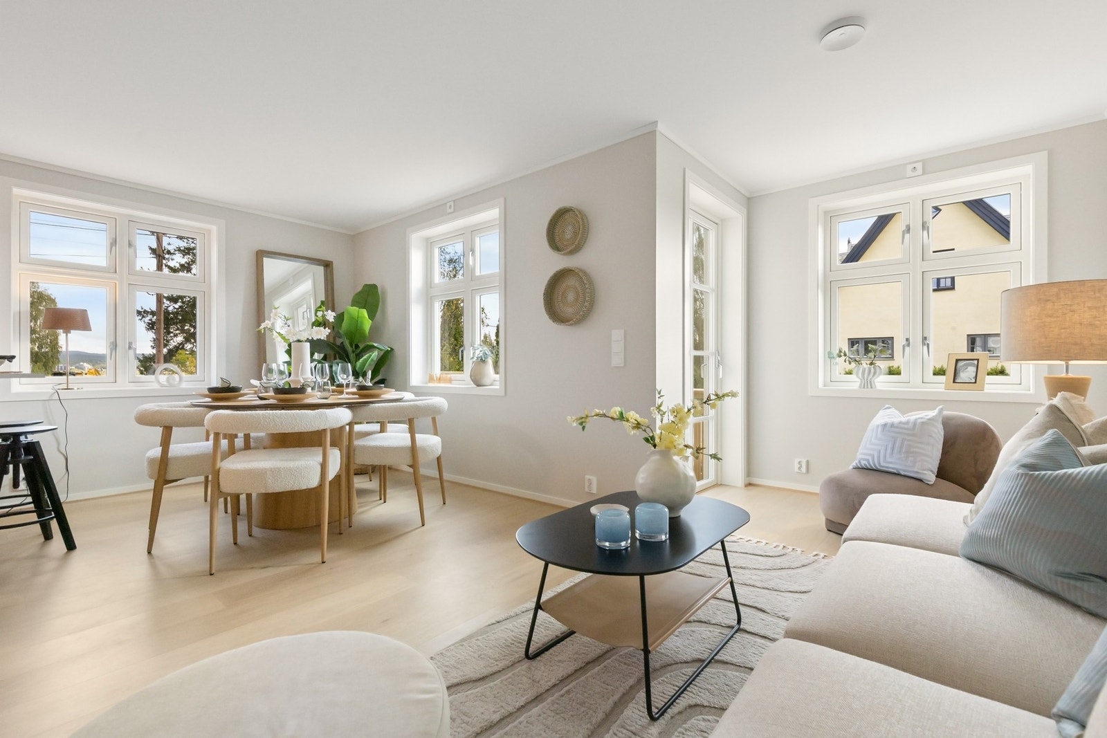 Hele boligen ble oppgradert i 2025 og fremstår moderne og innflytningsklar. Galleribilde