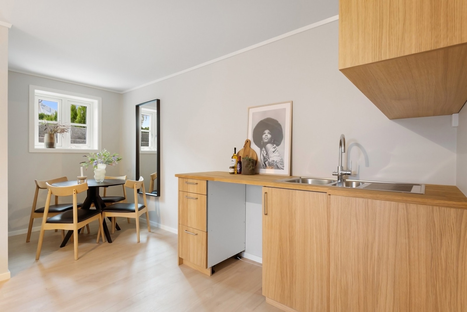 Hybel - Kjøkkenet har rustfri kum, nisje for kjøleskap og komfyr, samt Waterguard under oppvaskkum. Galleribilde