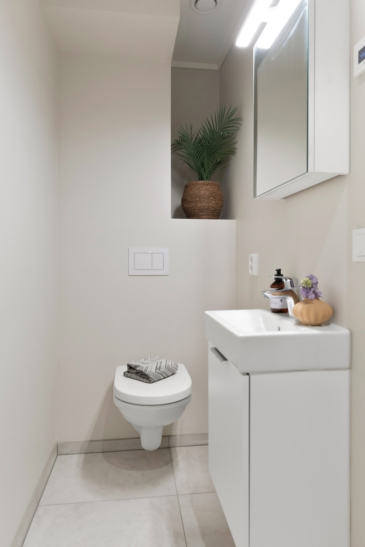 I første etasje finnes et separat wc-rom, med vegghengt toalett, servantskap og speilskap. Galleribilde