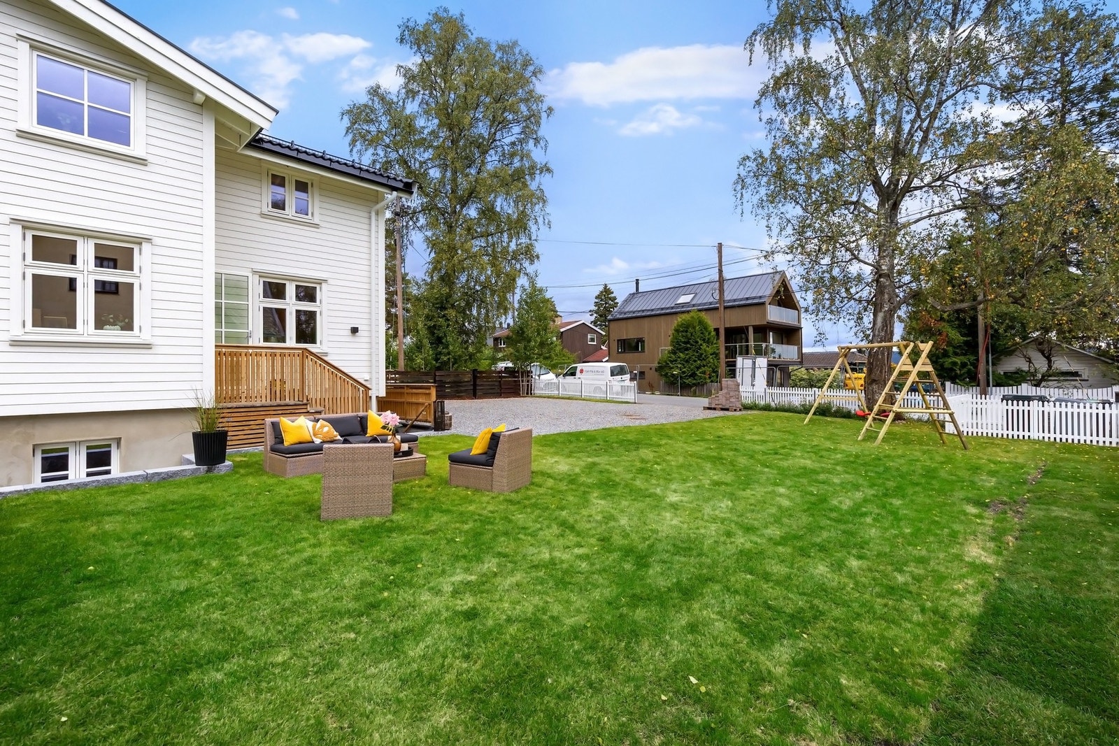 Det er utgang fra stuen til den store hagen som har flotte solforhold. Galleribilde