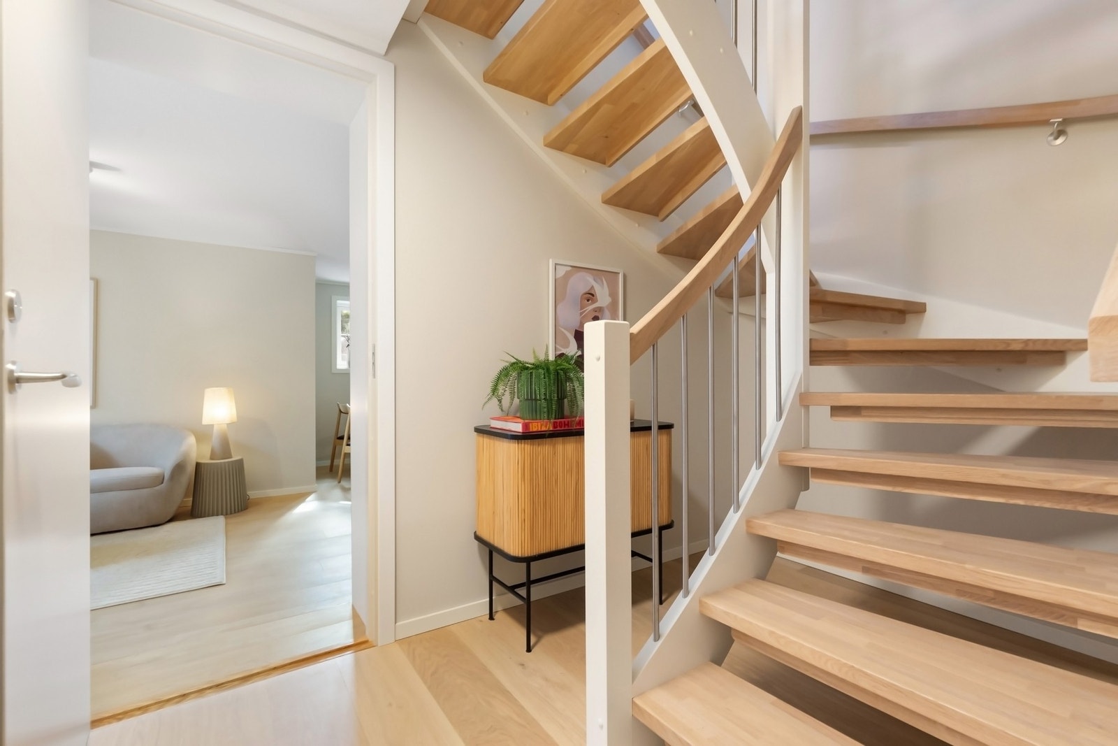 Lakkert tretrapp med trinn i eik mellom etasjene. Galleribilde