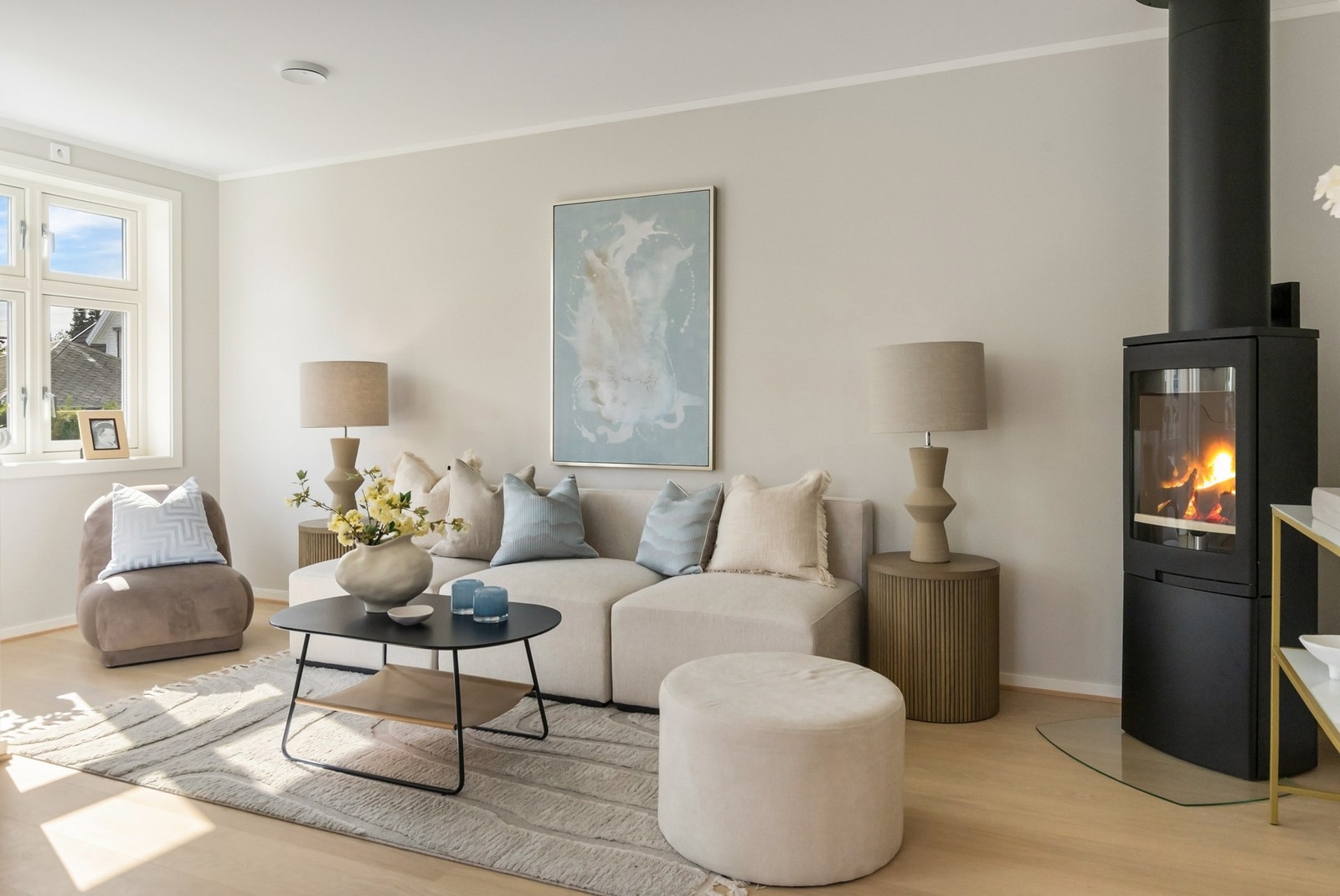 I stuen er det pipeløp og montert peis som kan benyttes som tilleggsvarme og for lun atmosfære. Galleribilde