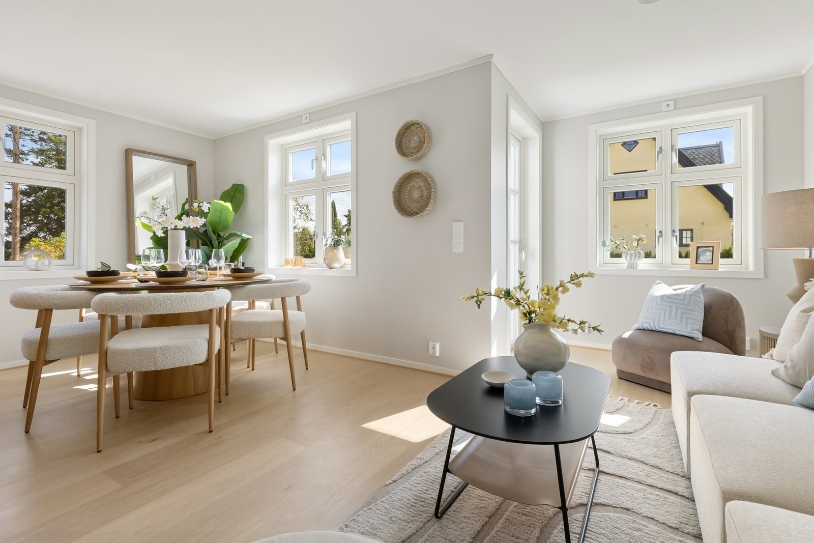 Store vindusflater slipper inn rikelig med dagslys i stuen. Galleribilde