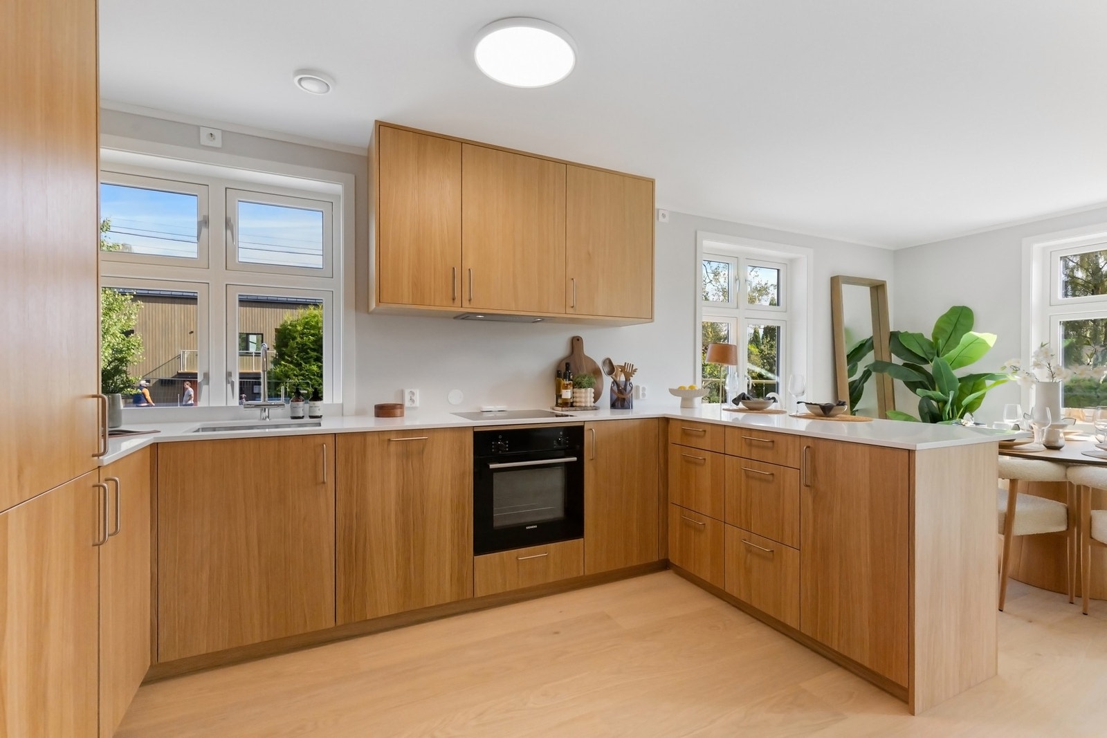 Kjøkkenet er levert av På millimeteren Snekkerverksted. Galleribilde