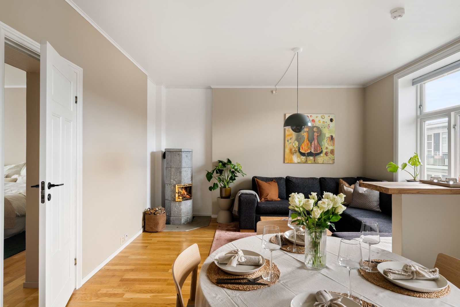 Romslig og lys stue med rikelig naturlig lysinnslipp. Galleribilde