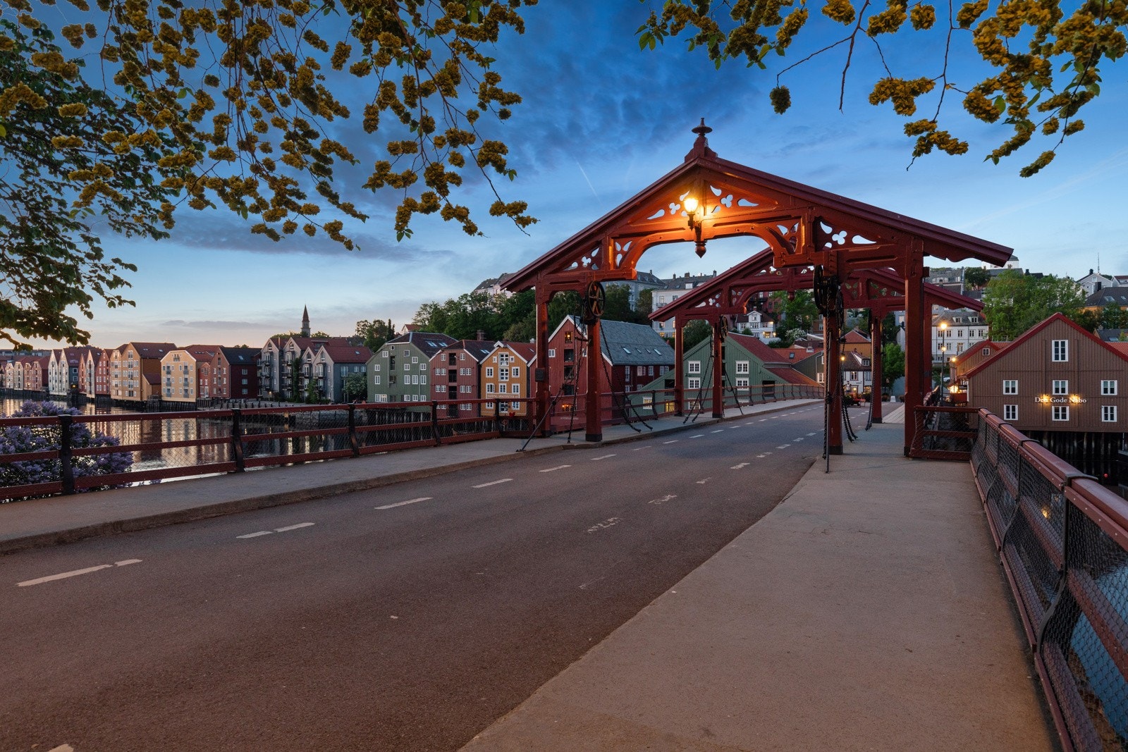 Fra boligen er det gangavstand til blant annet Trondheim Torg, Solsiden og Festningen. Galleribilde