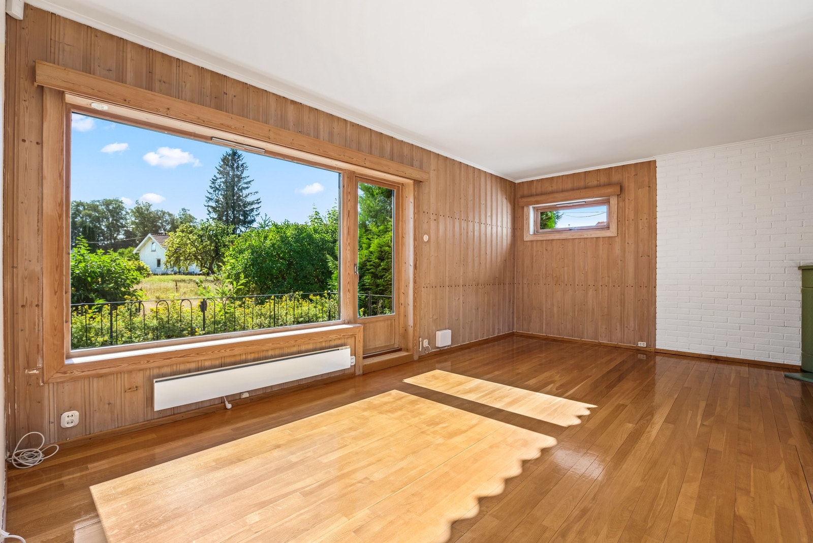 Stuen har god plass for sofa, tv-løsning og spisebord om ønskelig Galleribilde