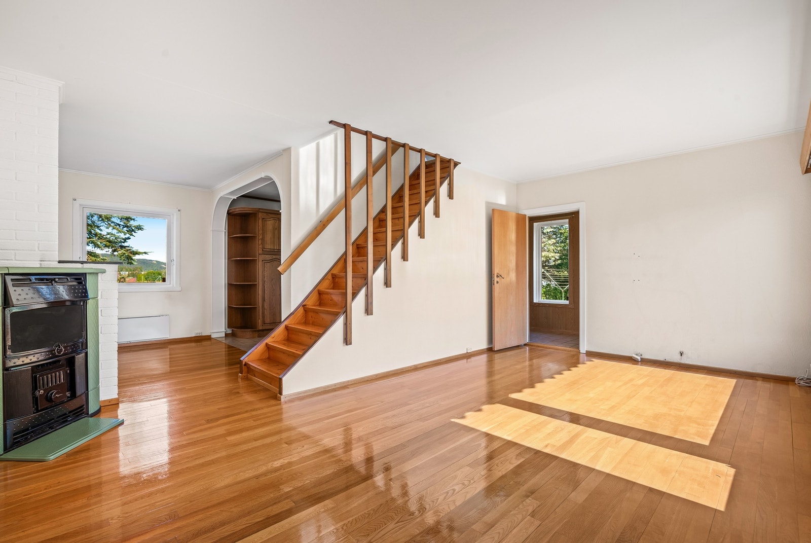 Luftig stue med parkett på gulv og malte flater på vegg Galleribilde