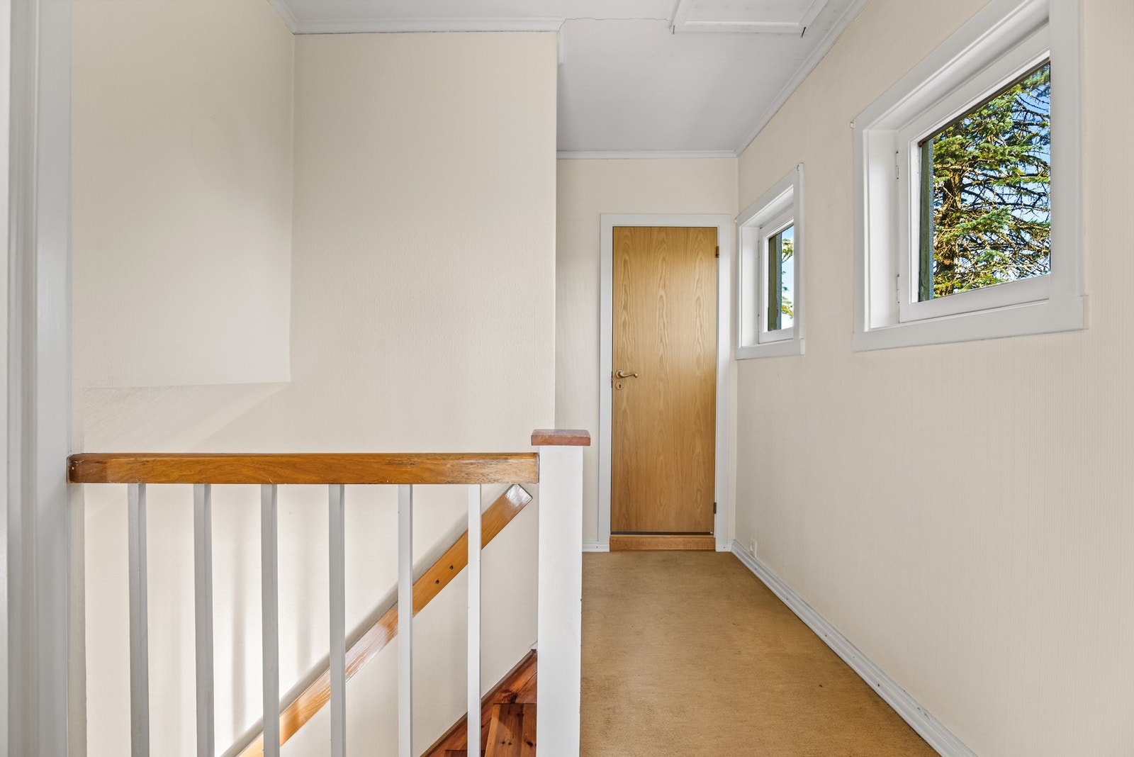 Andre etasje består av 3 soverom, trapperom og bad. Tilgang til loftet fra 2. etasje Galleribilde