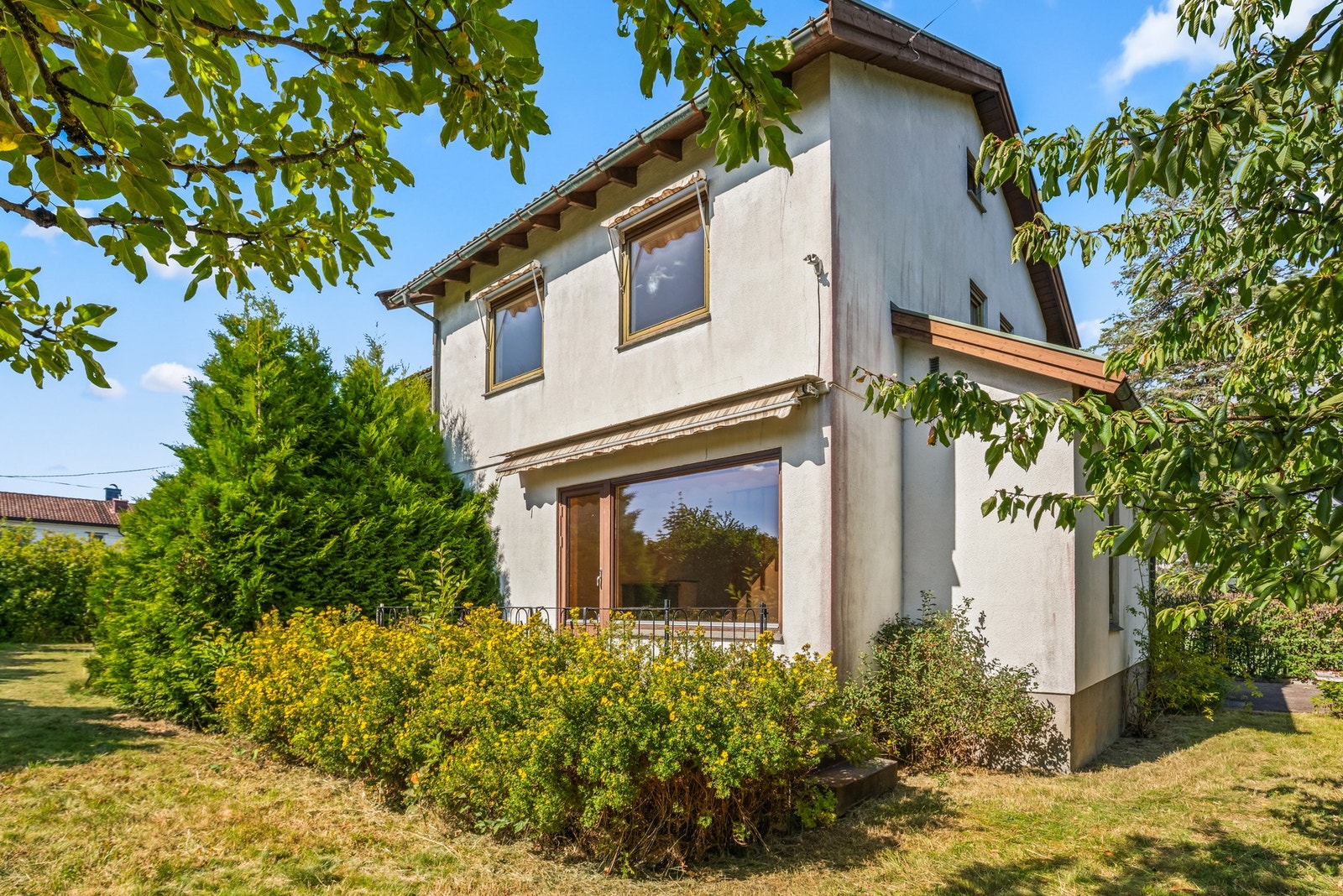 Fra terrassen er det trapp ned til hagen Galleribilde